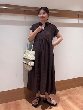 「SHIPS Colors（シップス カラーズ）のSHIPS Colors:ペーパー フリル トート◇（かごバッグ、ベージュ系）」を使った、こずえさん（レディース・160cm）の夏コーディネート