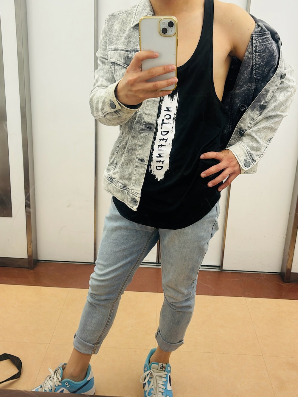 「ZARAのアイテム（デニムジャケット、シルバー系）」を使った、m3i8w3a9さん（メンズ・168cm）の春コーディネートの1枚目の写真