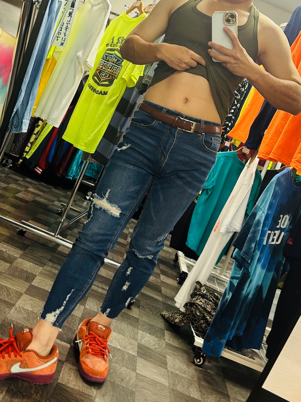 「NIKE SBのアイテム（スニーカー、オレンジ系）」を使った、m3i8w3a9さん（メンズ・168cm）の夏コーディネートの1枚目の写真