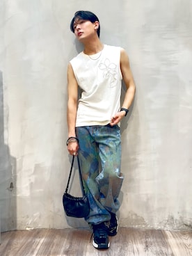「Desigual（デシグアル）の立体フラワー刺繍 ノースリーブ Tシャツ（Tシャツ/カットソー、ホワイト系）」を使った、Desigual原宿 STAFFさん（メンズ・167cm）の春コーディネート