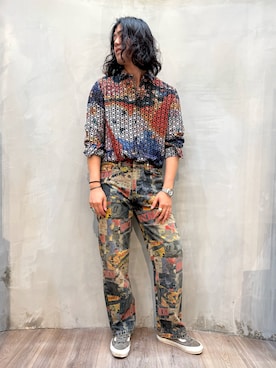 「Desigual（デシグアル）のマルチカラー 総刺繍 幾何学 長袖シャツ【2026秋冬新作】（シャツ/ブラウス、ブルー系）」を使った、Desigual原宿 STAFFさん（メンズ・167cm）の夏コーディネート