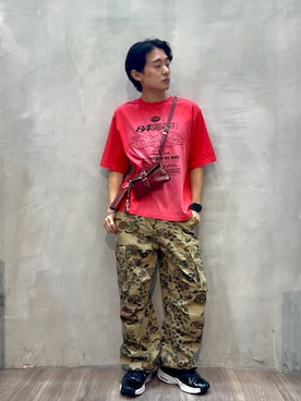 「Desigual（デシグアル）のタイポグラフィ グラフィック 半袖Tシャツ【2026-2027年秋冬新作】（Tシャツ/カットソー、レッド系）」を使った、Desigual原宿 STAFFさん（メンズ・167cm）の夏コーディネート