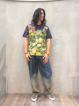 「Desigual（デシグアル）の油絵タッチ フラワー 総柄プリント Tシャツ【2026-2027年秋冬新作】（Tシャツ/カットソー、ブルー系）」を使った、Desigual原宿 STAFFさん（メンズ・167cm）の夏コーディネート