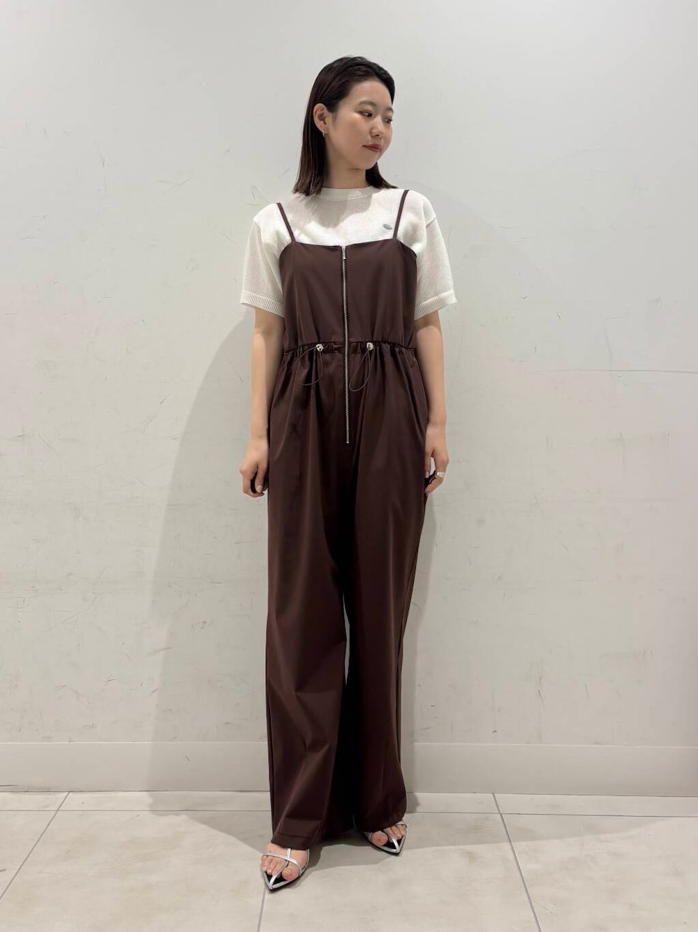 シルバー系のサンダル、ベージュ系のその他アウター、ホワイト系のニット/セーターを着用したレディースの春コーディネートの1枚目の写真