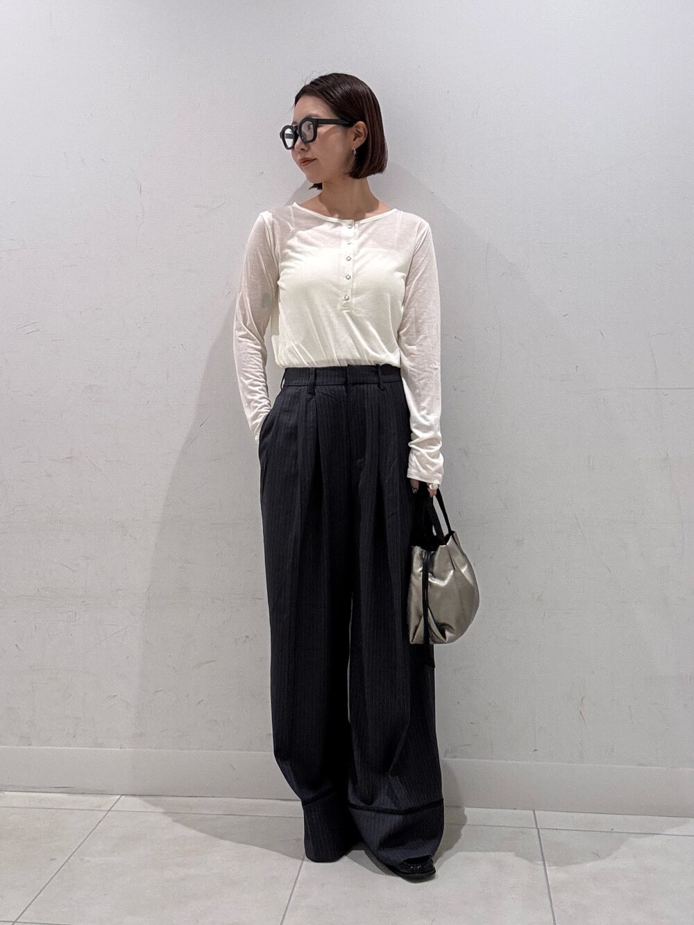 ホワイト系のキャミソール、グレー系のその他パンツ、ホワイト系のTシャツ/カットソーを着用したレディースの夏コーディネートの1枚目の写真