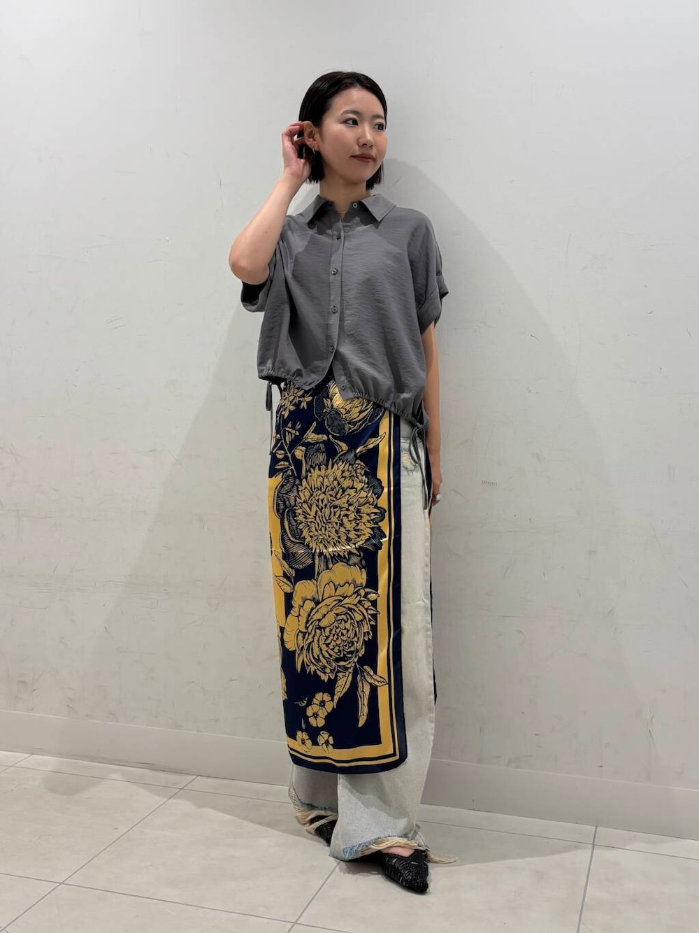 ブラック系のサンダル、グレー系のシャツ/ブラウス、ブルー系のデニムパンツを着用したレディースの夏コーディネートの1枚目の写真