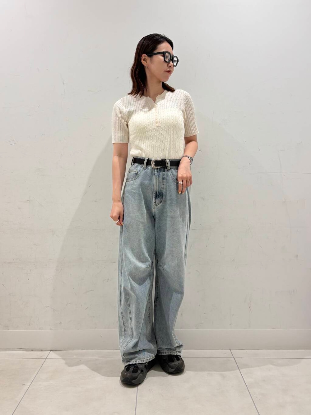 ホワイト系のキャミソール、ブルー系のデニムパンツ、ホワイト系のニット/セーターを着用したレディースの夏コーディネートの1枚目の写真