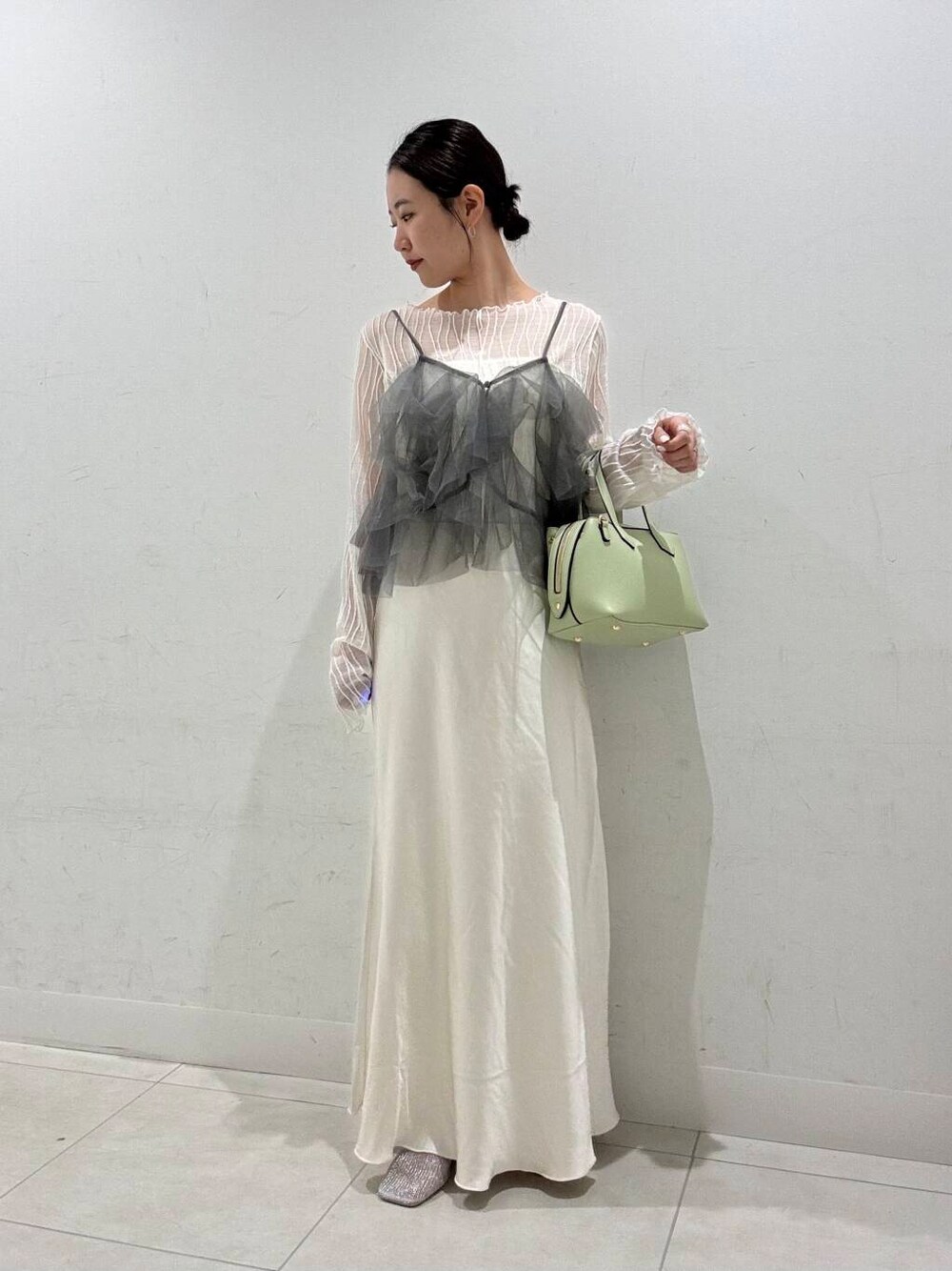 ホワイト系のスカート、ホワイト系のキャミソール、グレー系のその他トップスを着用したレディースの春コーディネートの1枚目の写真