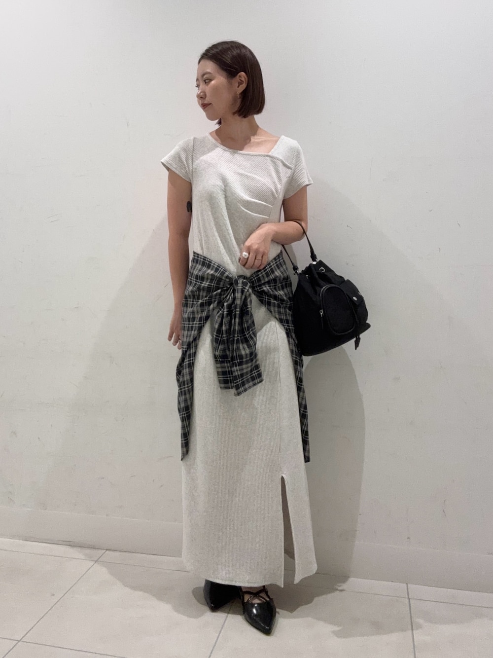 ブラック系のシャツ/ブラウス、ベージュ系のワンピースを着用したレディースの夏コーディネートの1枚目の写真