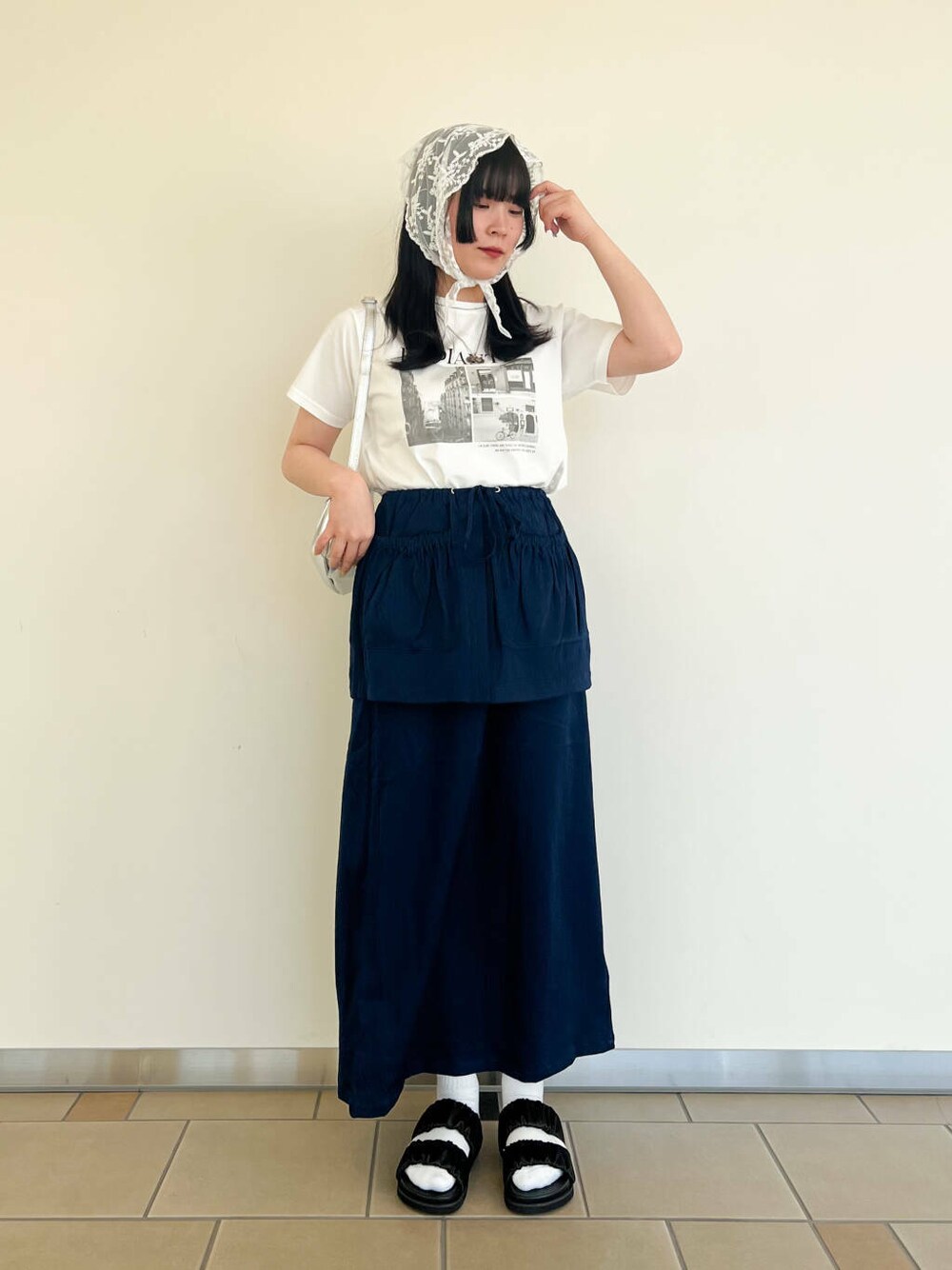 「RODESKO、SMELLY、senseofplace、休日スタイル、20代、items、サンダルコーデ、シンプルtシャツ、iラインスカート、10代、きれいめスカート、骨格ストレート、158cmコーデ、サンダル×ソックス、カジュアルtシャツ」｜「RODE SKOのギャザースライドサンダル（サンダル、ブラック系）」を使った、𖤐KIRA𖤐 さん（レディース・158cm）の春コーディネートの1枚目の写真