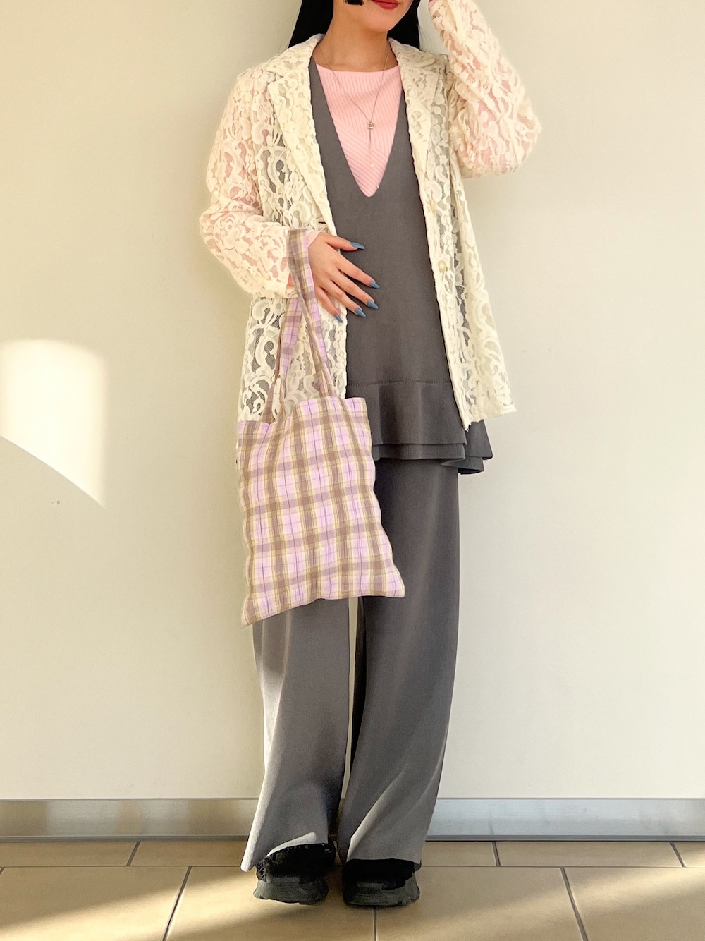 ピンク系のニット/セーター、グレー系のセットアップ、ホワイト系のその他アウターを着用したレディースの春コーディネートの1枚目の写真