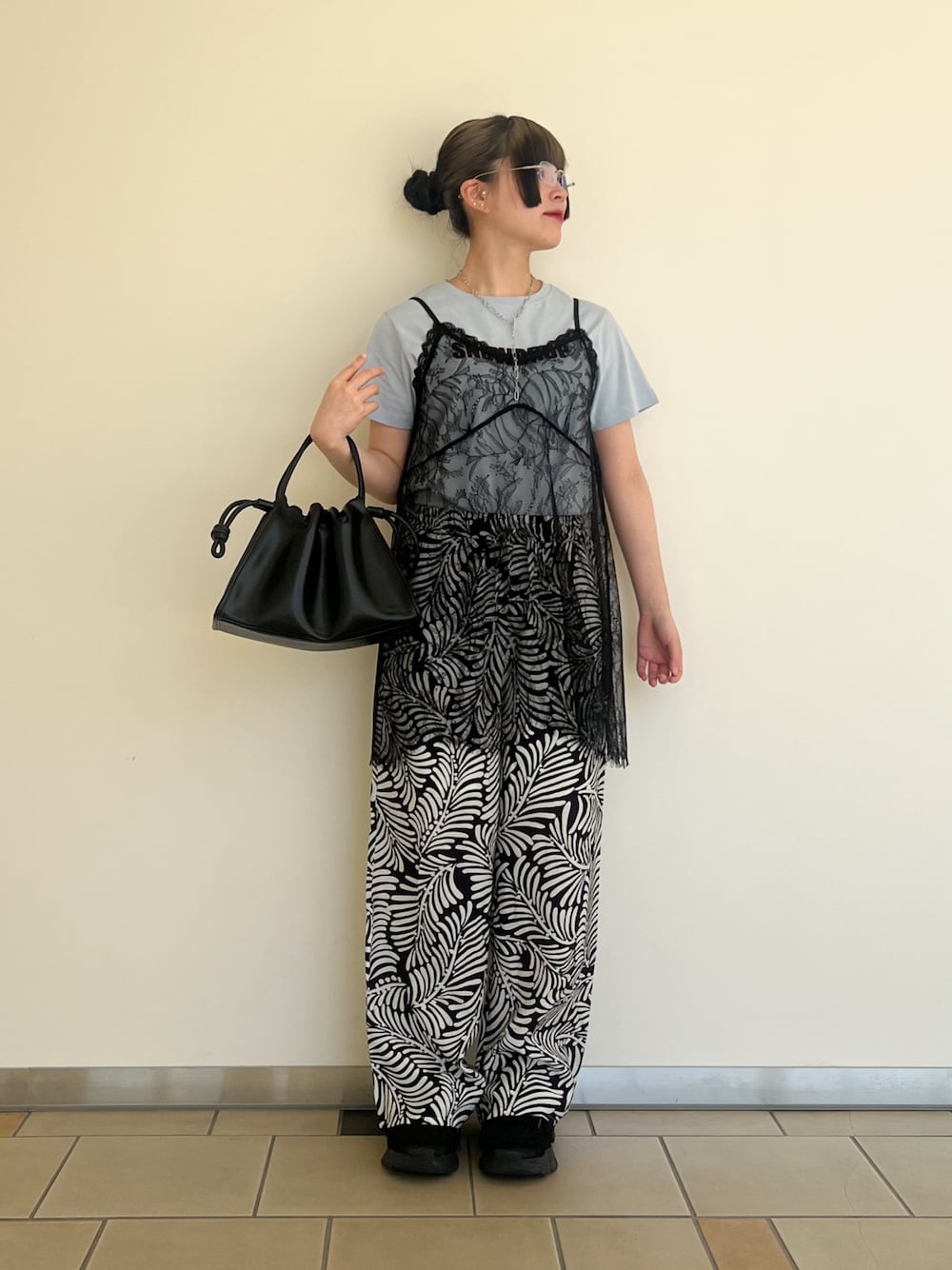 ブラック系のその他パンツ、ブルー系のTシャツ/カットソー、ブラック系のキャミソールを着用したレディースの夏コーディネートの1枚目の写真