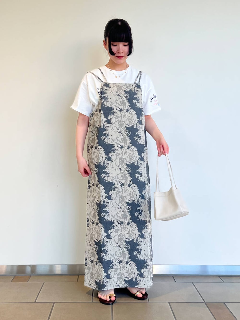 「キャミワンピース、RODESKO、SMELLY、items、ロゴTシャツ、20代コーデ、シンプルtシャツ、オーバーサイズtシャツ、10代コーデ、骨格ストレート、158cmコーデ、ストレート×ブルベ夏、ストレート×カジュアル、最旬サンダルスタイル」｜「RODE SKOの『MADE IN JAPAN』メタルフラットサンダル（サンダル、ブラウン系）」を使った、𖤐KIRA𖤐 さん（レディース・158cm）の夏コーディネートの1枚目の写真