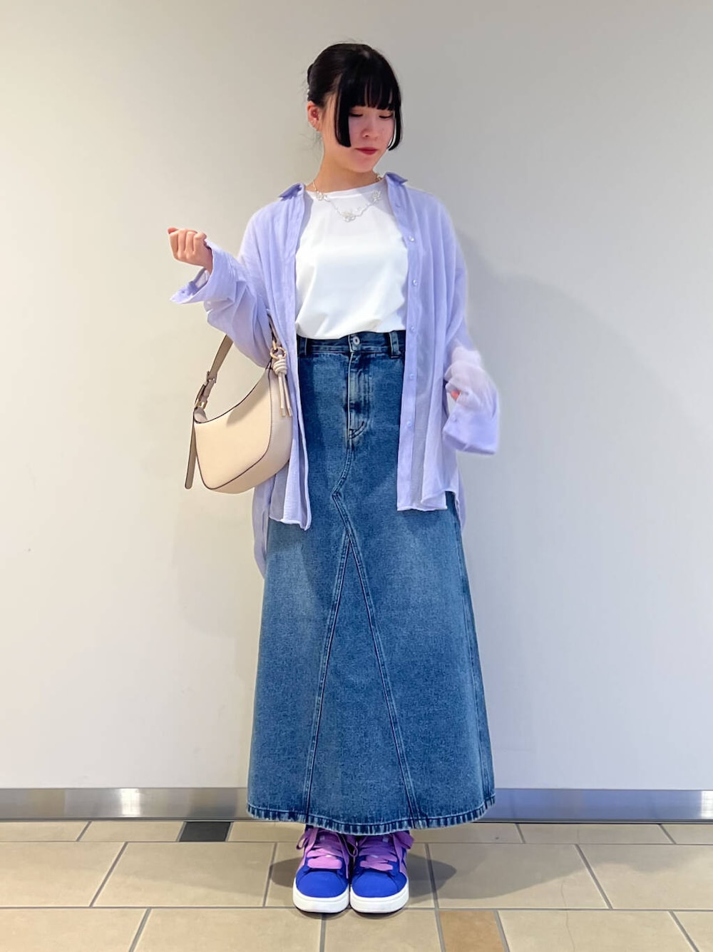 パープル系のシャツ/ブラウス、ホワイト系のTシャツ/カットソー、ブルー系のスカートを着用したレディースの春コーディネートの1枚目の写真