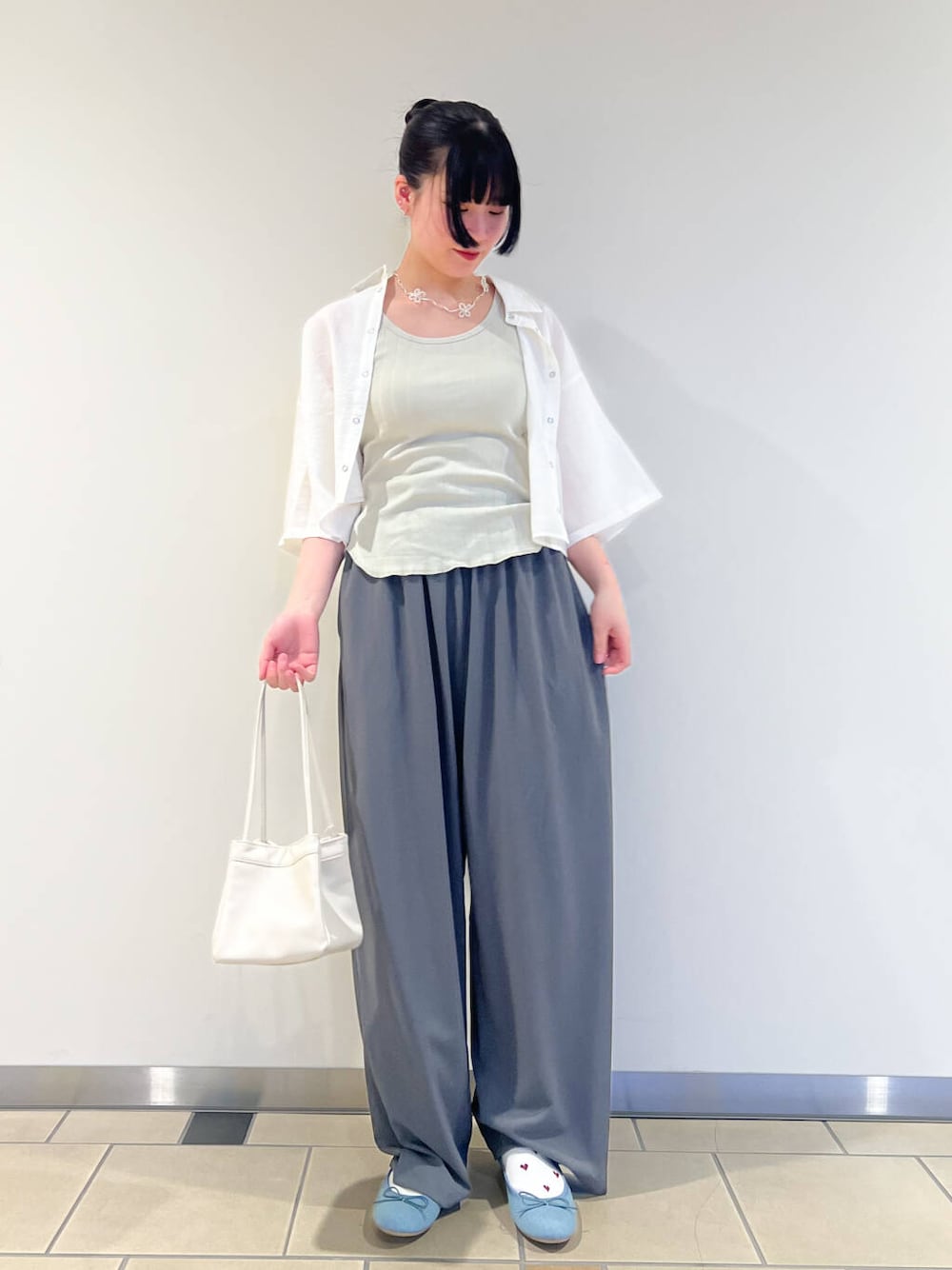 「イージーパンツ、RODESKO、SMELLY、休日スタイル、シアーシャツ、20代、items、158cm、スウェットパンツ、10代、ショート丈シャツ、カジュアルシャツ、ストレート×ブルベ夏、外遊びコーデ、ストレート×カジュアル」｜「RODE SKOの『35～40サイズ展開』『MADE IN JAPAN』プレーンバレエシューズ（バレエシューズ、ブルー系）」を使った、𖤐KIRA𖤐 さん（レディース・158cm）の春コーディネートの1枚目の写真