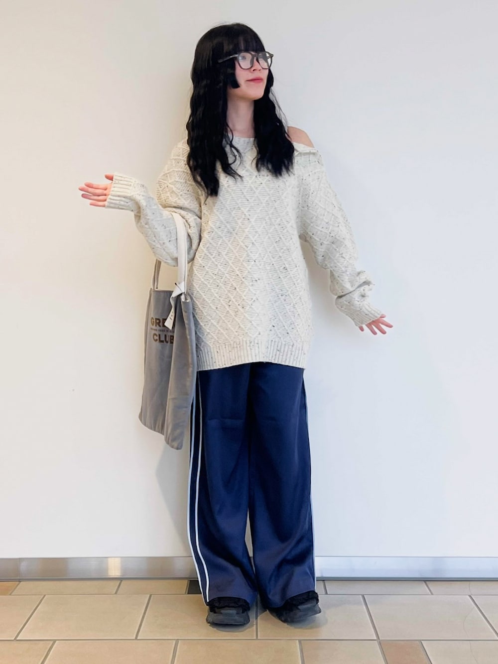 ホワイト系のニット/セーター、ブルー系のその他パンツ、グレー系のトートバッグを着用したレディースの冬コーディネートの1枚目の写真