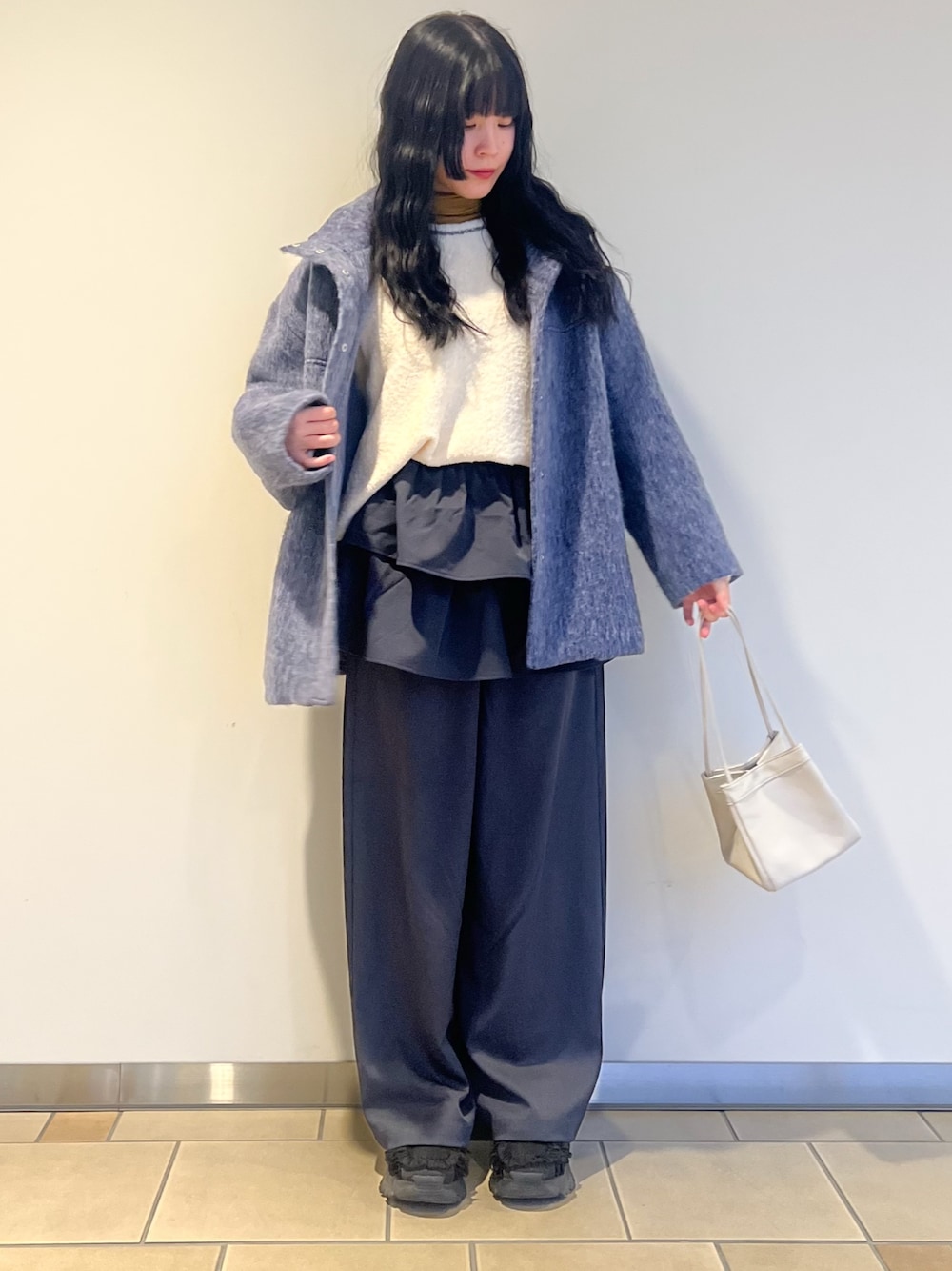 グレー系のその他パンツ、ブルー系のその他アウター、ホワイト系のニット/セーターを着用したレディースの冬コーディネートの1枚目の写真