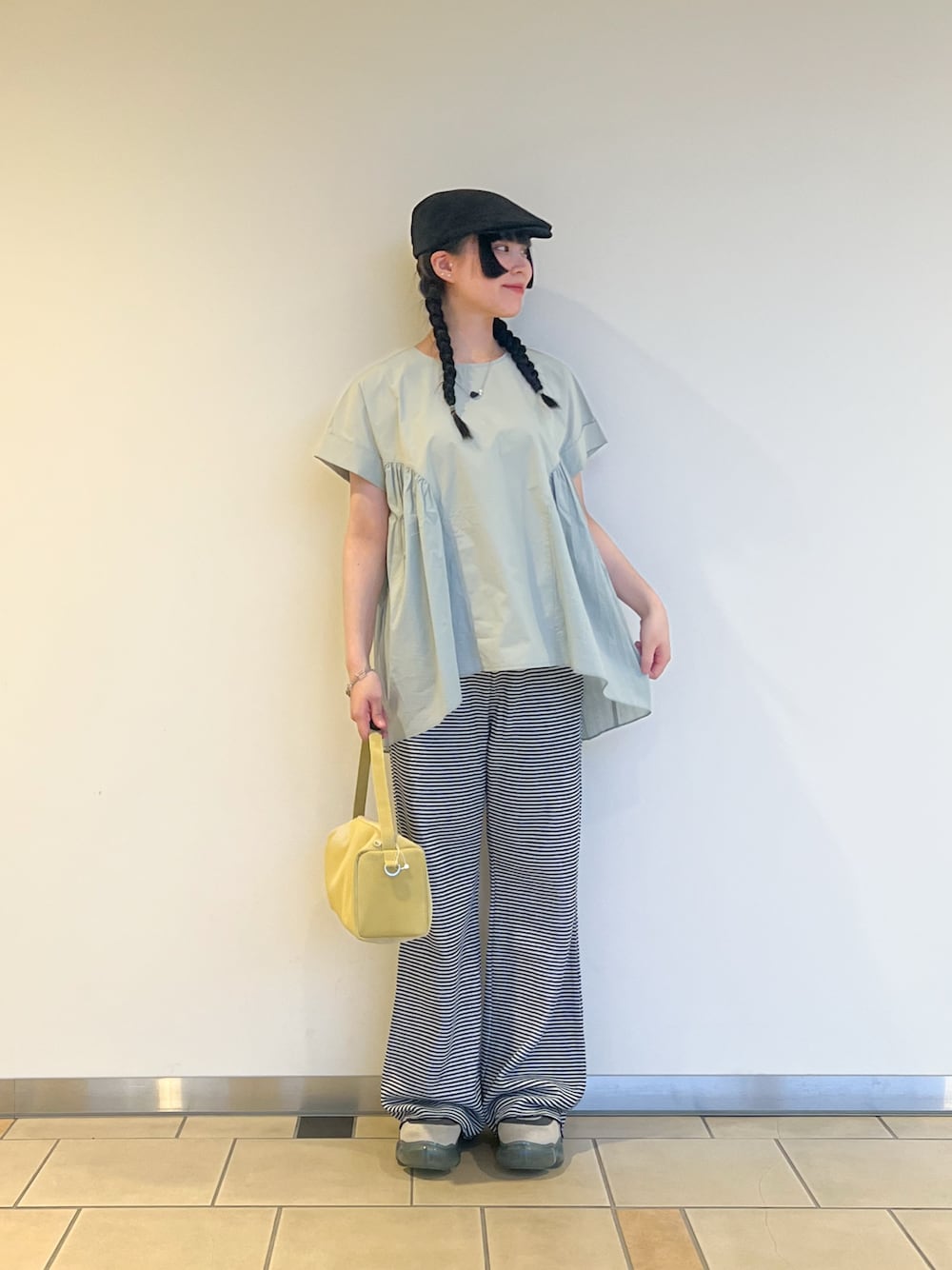 ブルー系のその他パンツ、イエロー系のトートバッグ、グリーン系のシャツ/ブラウスを着用したレディースの夏コーディネートの1枚目の写真