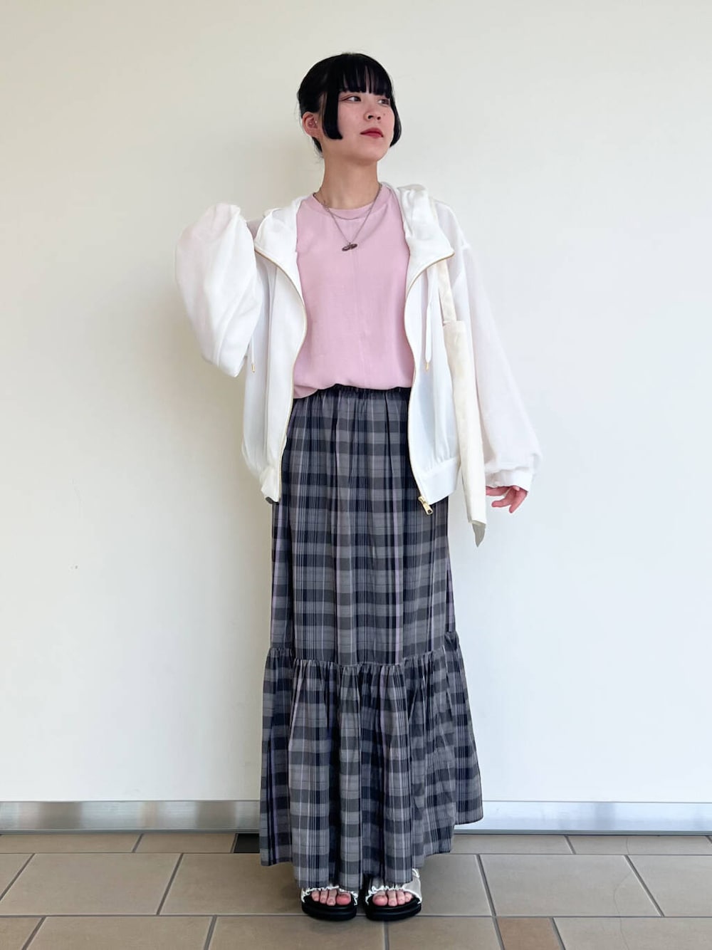 グレー系のサンダル、ホワイト系のマウンテンパーカー、ホワイト系のトートバッグを着用したレディースの夏コーディネートの1枚目の写真