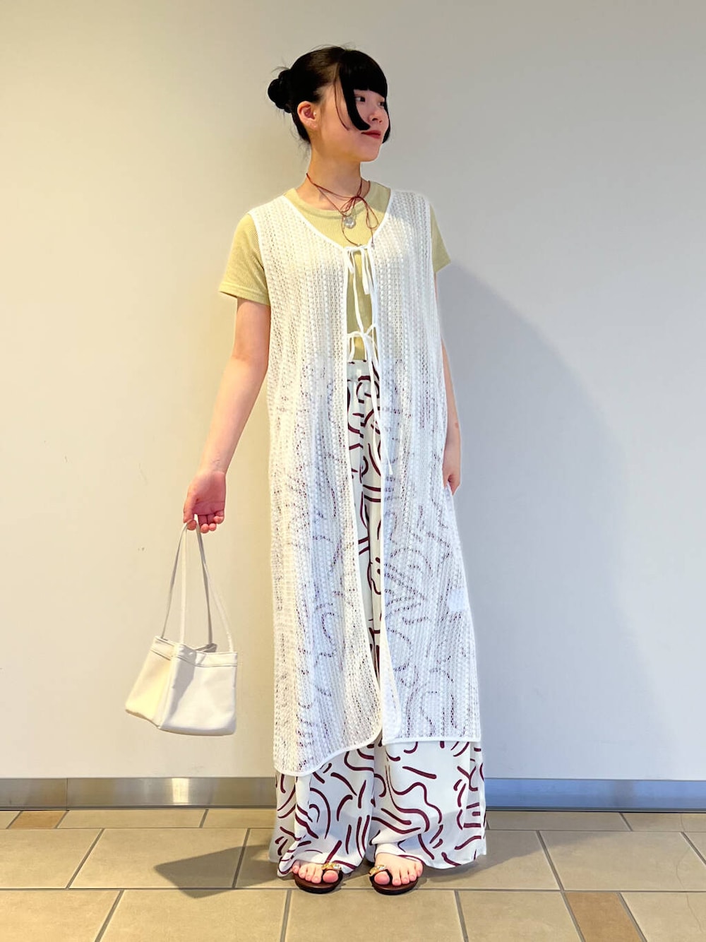 ブラウン系のサンダル、レッド系のその他パンツ、ホワイト系のハンドバッグを着用したレディースの夏コーディネートの1枚目の写真