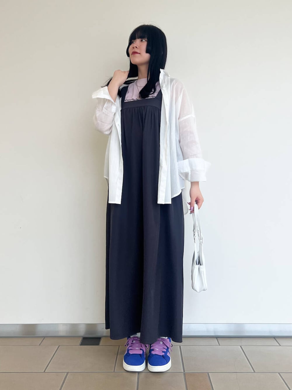 ホワイト系のハンドバッグ、ホワイト系のシャツ/ブラウス、ピンク系のTシャツ/カットソーを着用したレディースの春コーディネートの1枚目の写真