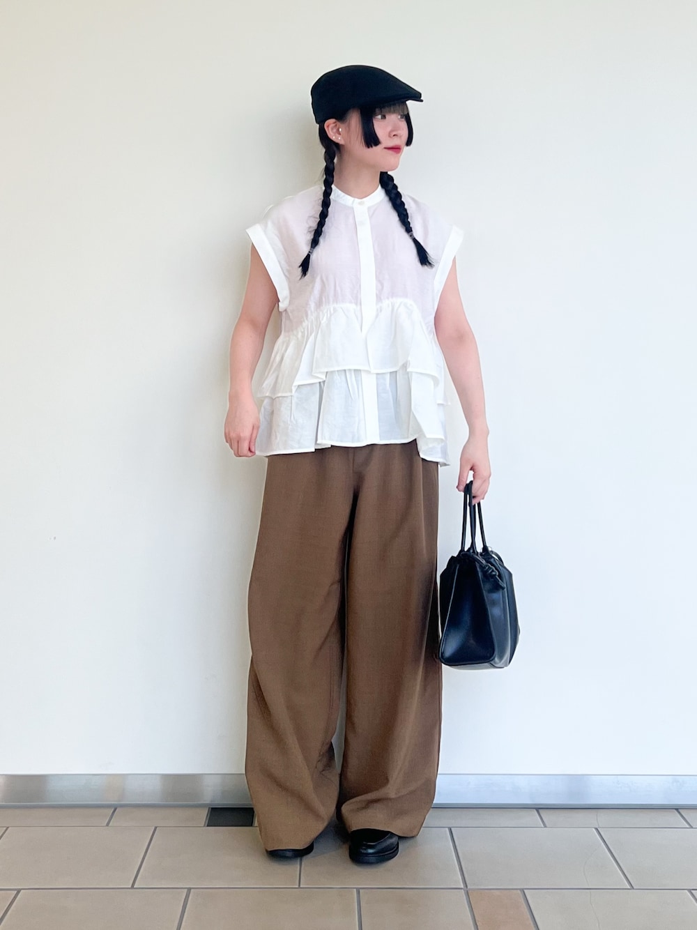レッド系のニット/セーター、ホワイト系のシャツ/ブラウス、ブラウン系のその他パンツを着用したレディースの夏コーディネートの1枚目の写真