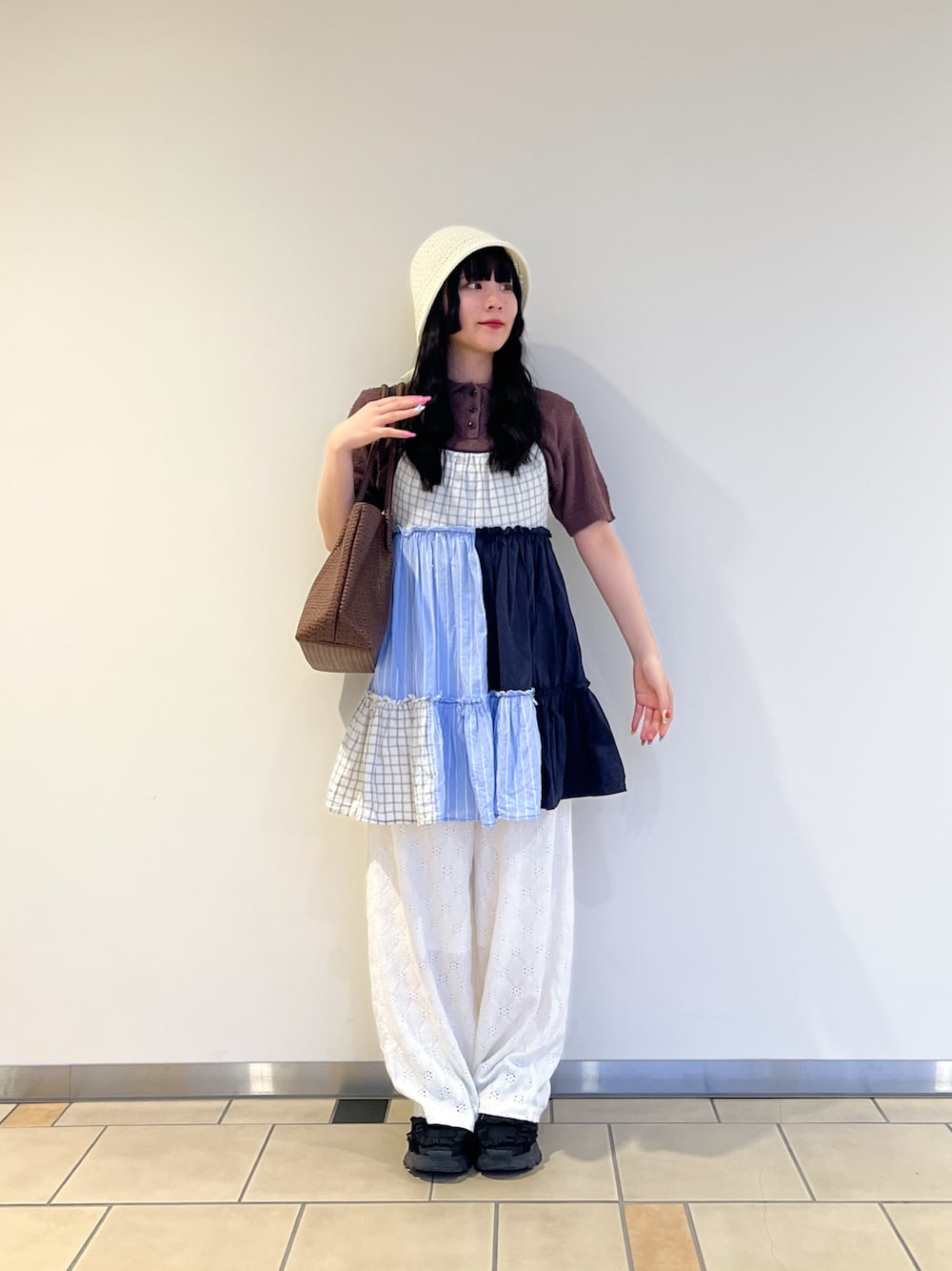 ホワイト系のその他パンツ、ブラウン系のトートバッグ、その他のワンピースを着用したレディースの春コーディネートの1枚目の写真