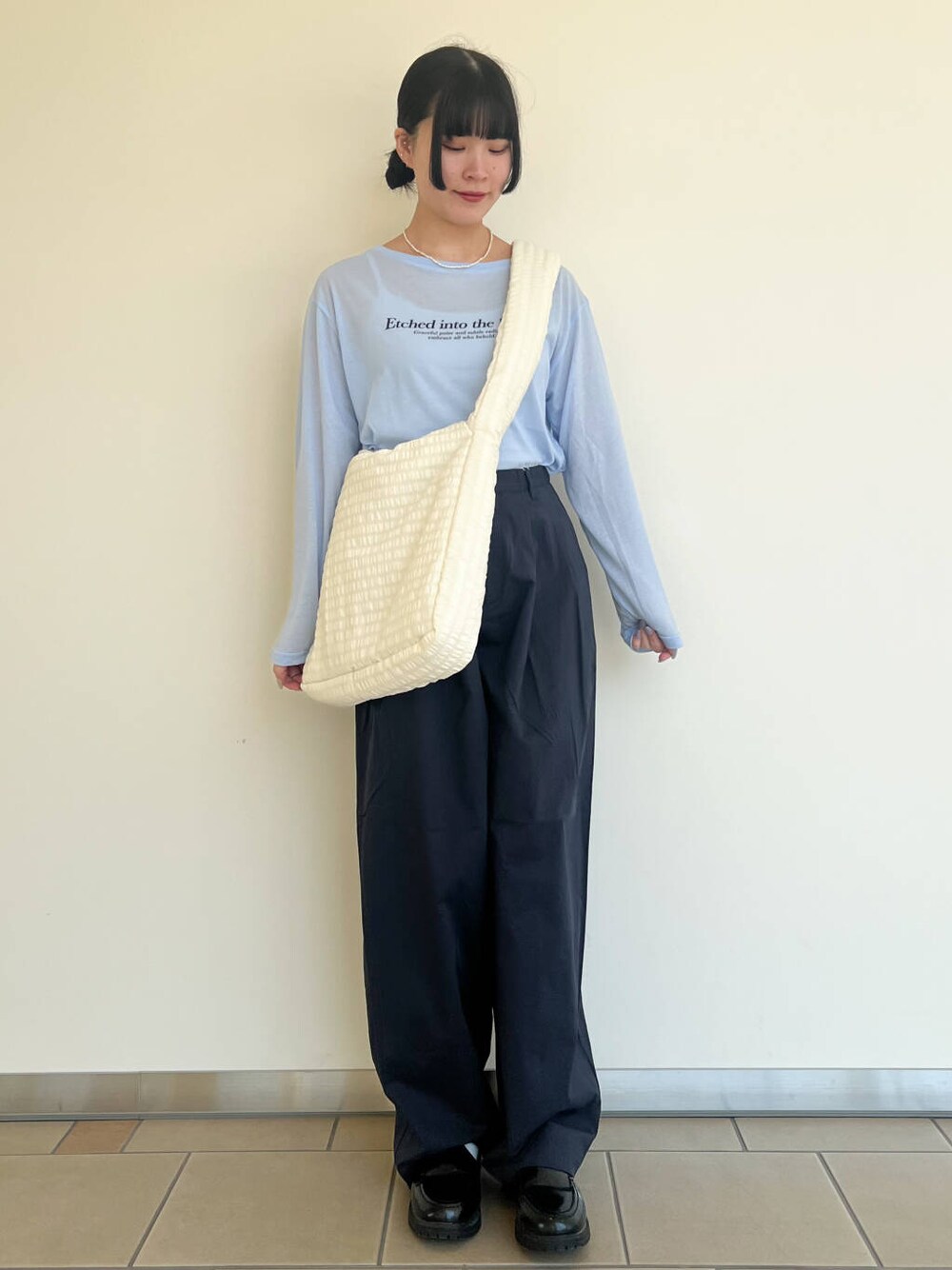 ホワイト系のショルダーバッグ、ブルー系のその他パンツ、ブルー系のTシャツ/カットソーを着用したレディースの春コーディネートの1枚目の写真