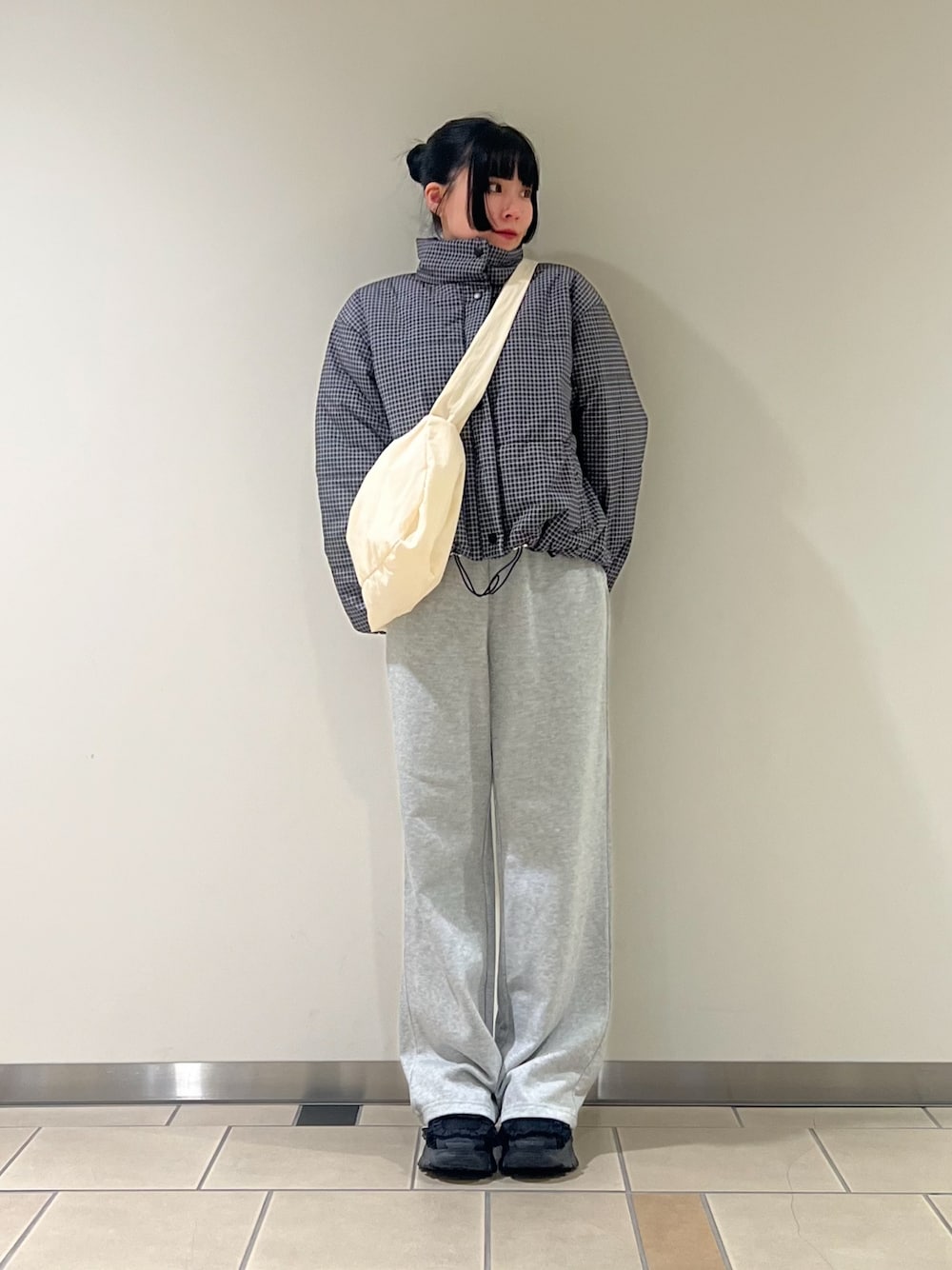 その他のダウンジャケット/コート、イエロー系のニット/セーター、グレー系のその他パンツを着用したレディースの秋コーディネートの1枚目の写真