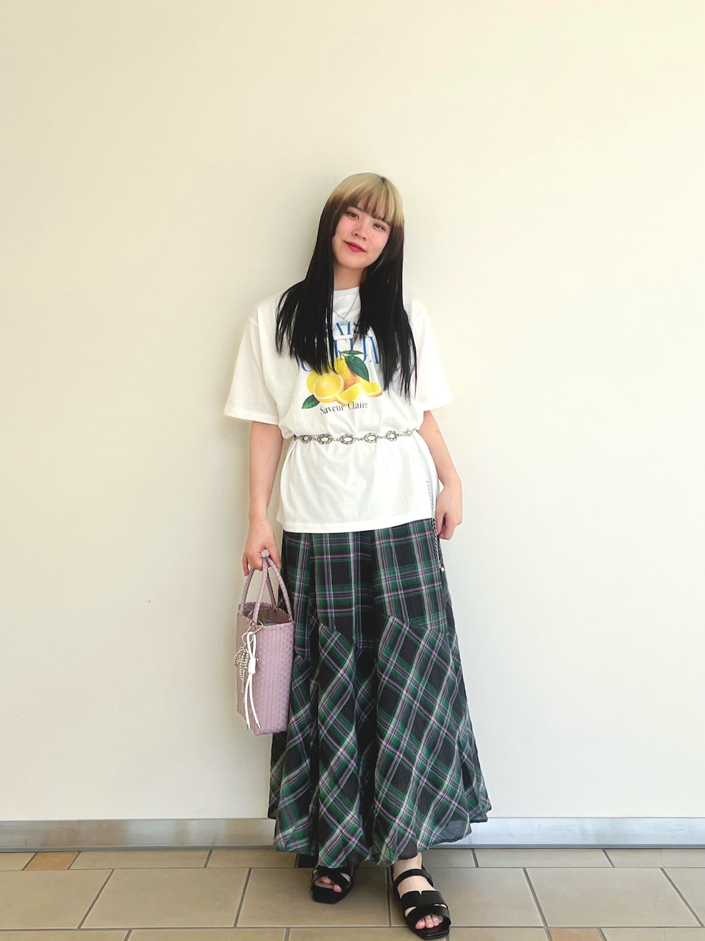 ホワイト系のTシャツ/カットソー、ブラック系のサンダル、ピンク系のトートバッグを着用したレディースの夏コーディネートの1枚目の写真