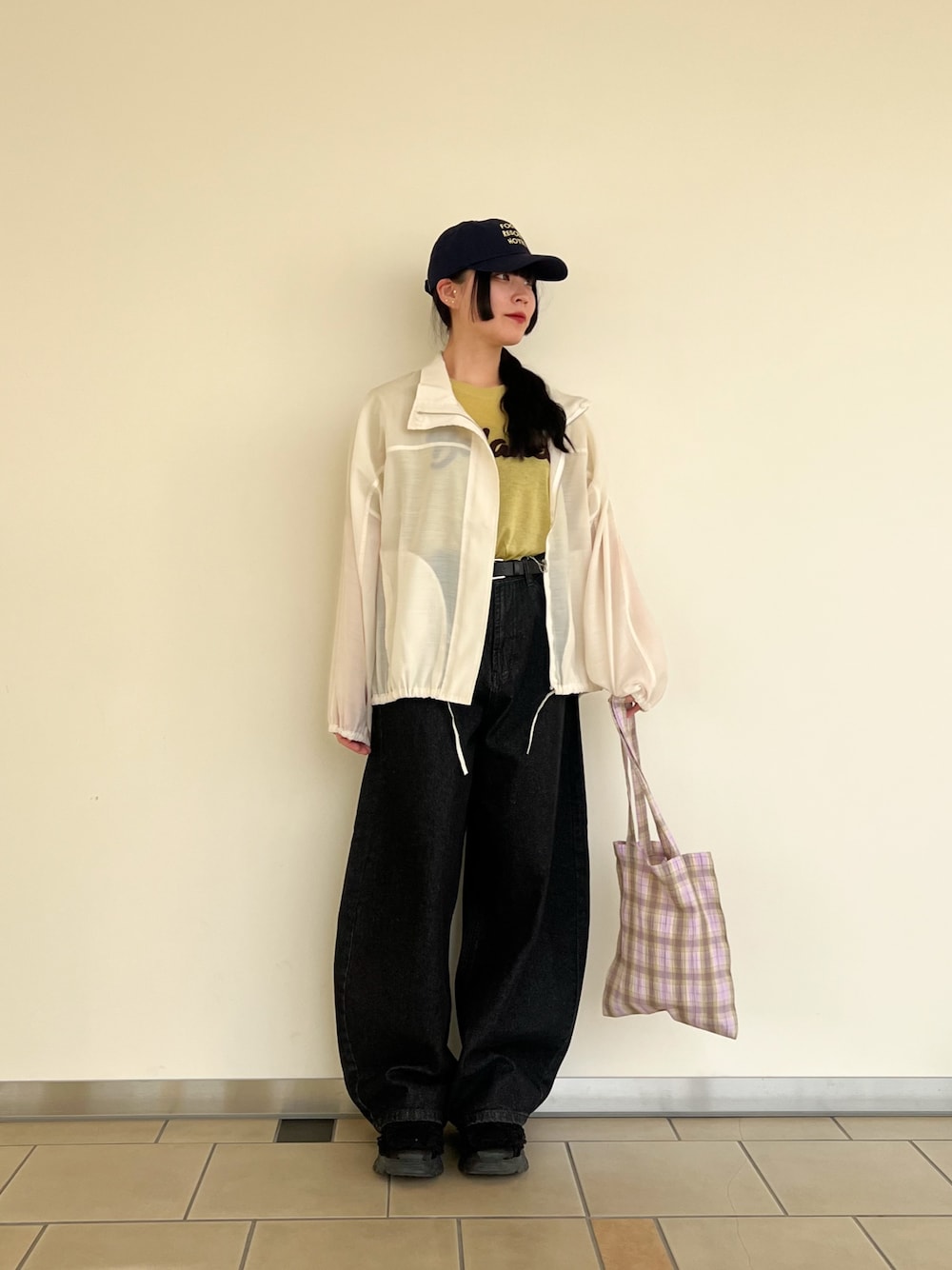 その他のトートバッグ、ブラック系のデニムパンツ、ホワイト系のブルゾンを着用したレディースの春コーディネートの1枚目の写真