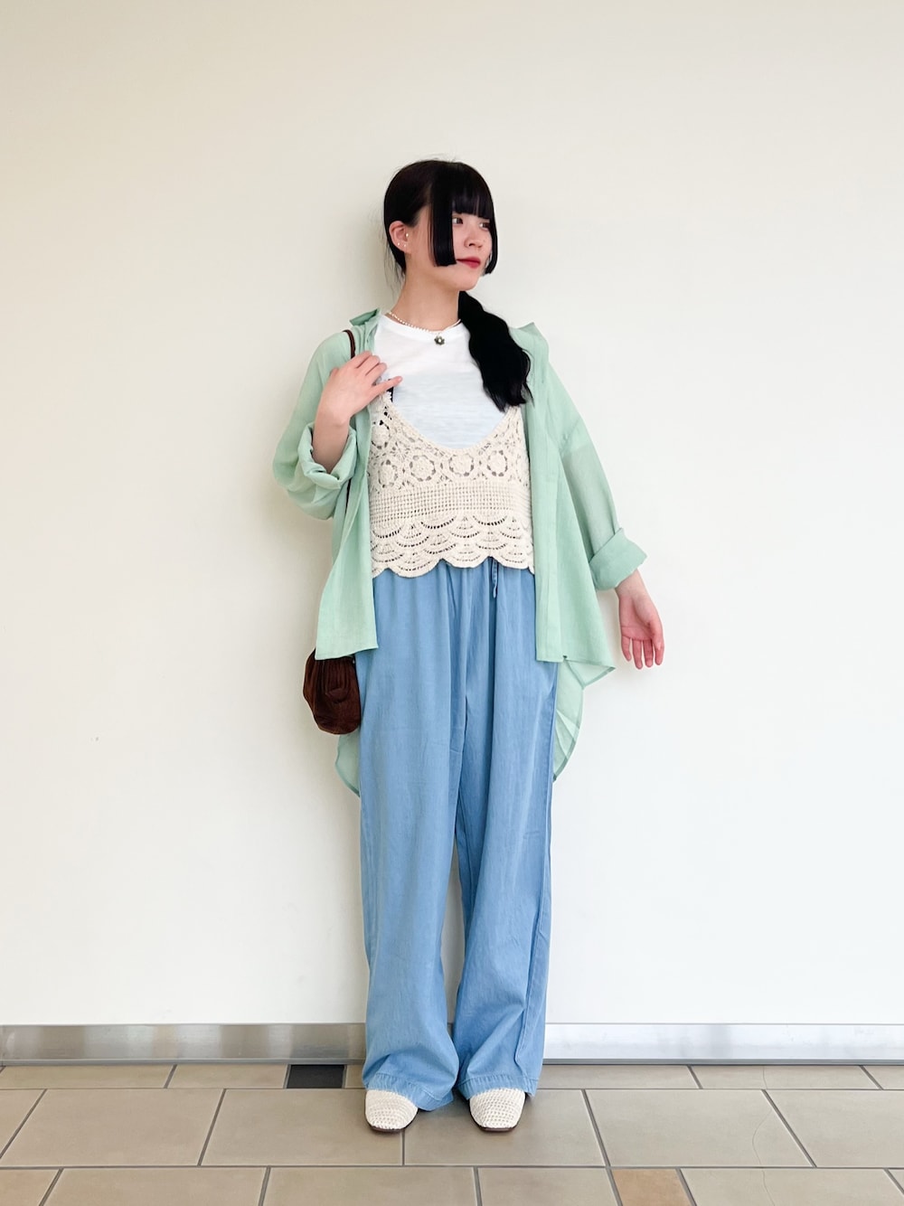 ブルー系のその他パンツ、ベージュ系のTシャツ/カットソー、ホワイト系のバレエシューズを着用したレディースの春コーディネートの1枚目の写真