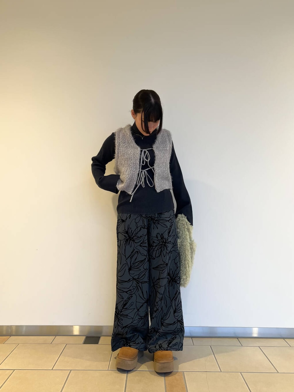 ブルー系のニット/セーター、グリーン系のその他パンツ、グリーン系のハンドバッグを着用したレディースの冬コーディネートの1枚目の写真