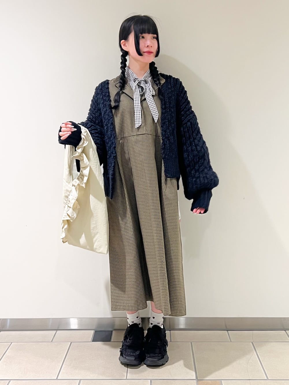 ブラウン系のワンピース、ブラック系のシャツ/ブラウス、ブルー系のカーディガン/ボレロを着用したレディースの冬コーディネートの1枚目の写真