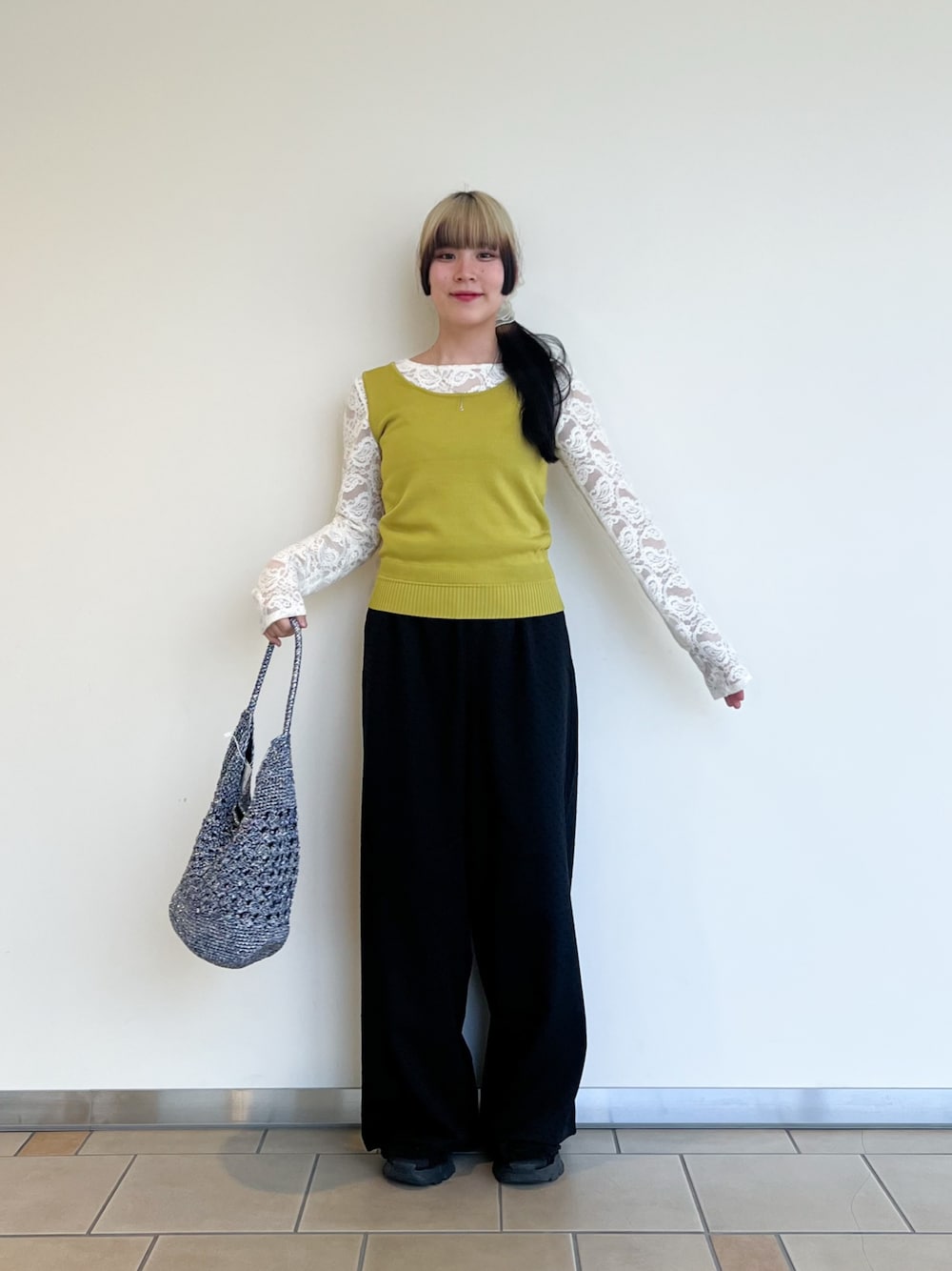 ホワイト系のTシャツ/カットソー、グリーン系のニット/セーター、その他のその他パンツを着用したレディースの秋コーディネートの1枚目の写真