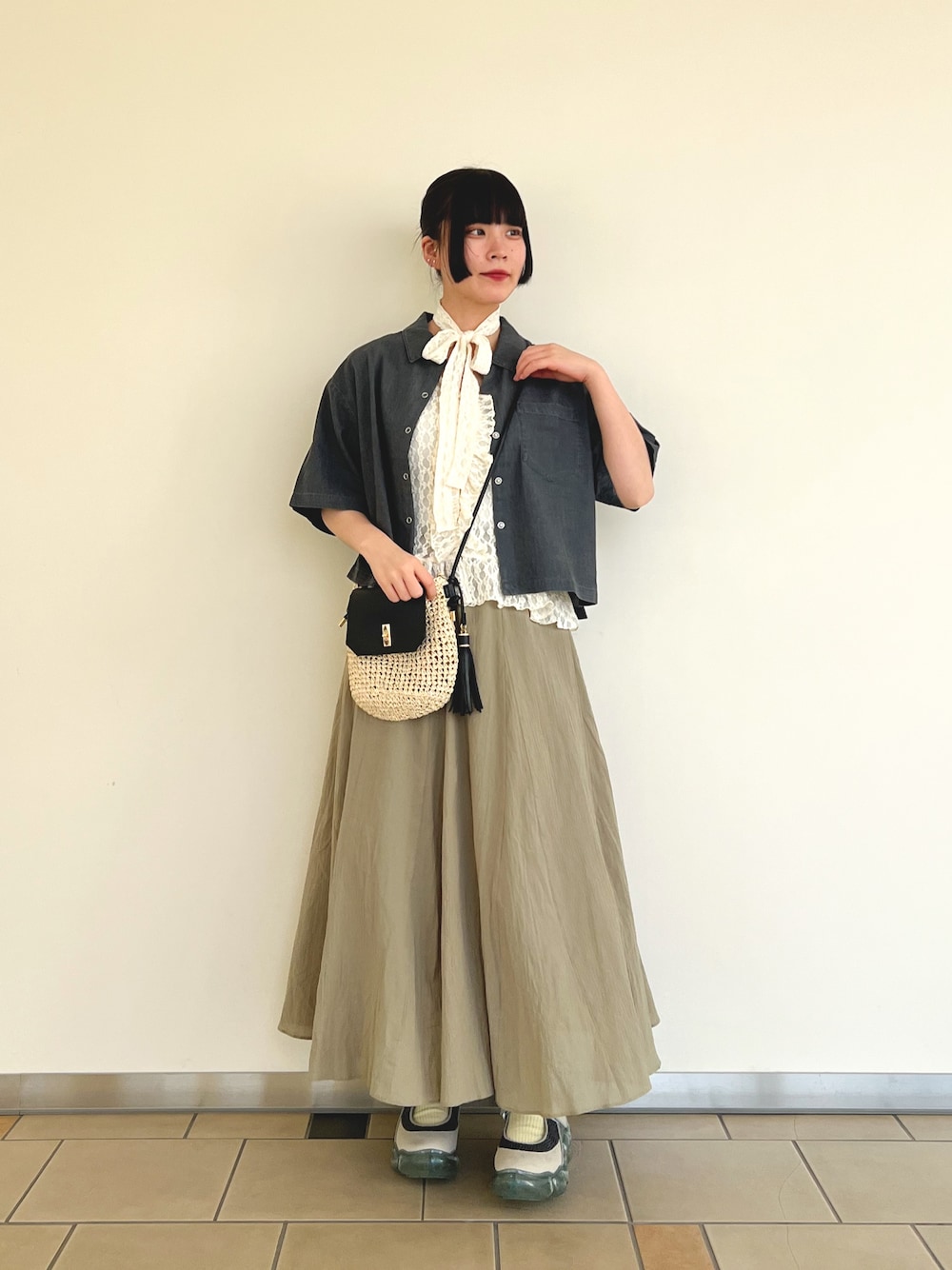 ブラック系のシャツ/ブラウス、ホワイト系のシャツ/ブラウス、ベージュ系のショルダーバッグを着用したレディースの春コーディネートの1枚目の写真