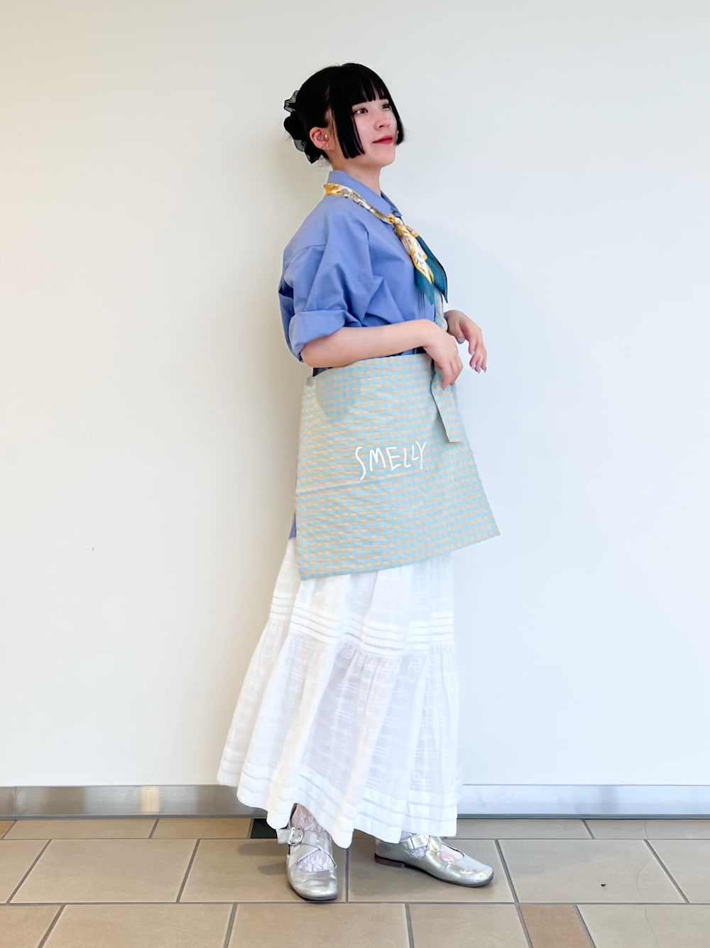 ホワイト系のスカート、ブルー系のシャツ/ブラウス、イエロー系のバンダナ/スカーフを着用したレディースの夏コーディネートの1枚目の写真