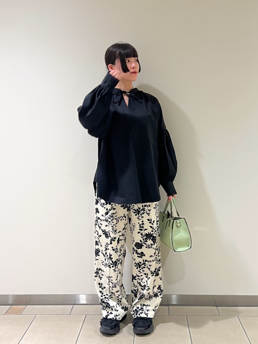 ブラック系のシャツ/ブラウス、グリーン系のハンドバッグ、ホワイト系のその他パンツを着用したレディースの秋コーディネートの1枚目の写真