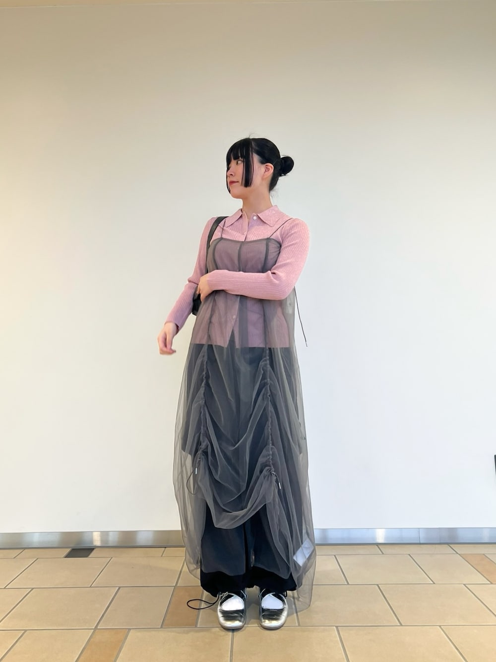 ピンク系のニット/セーター、グレー系のワンピース、ブラック系のその他パンツを着用したレディースの秋コーディネートの1枚目の写真