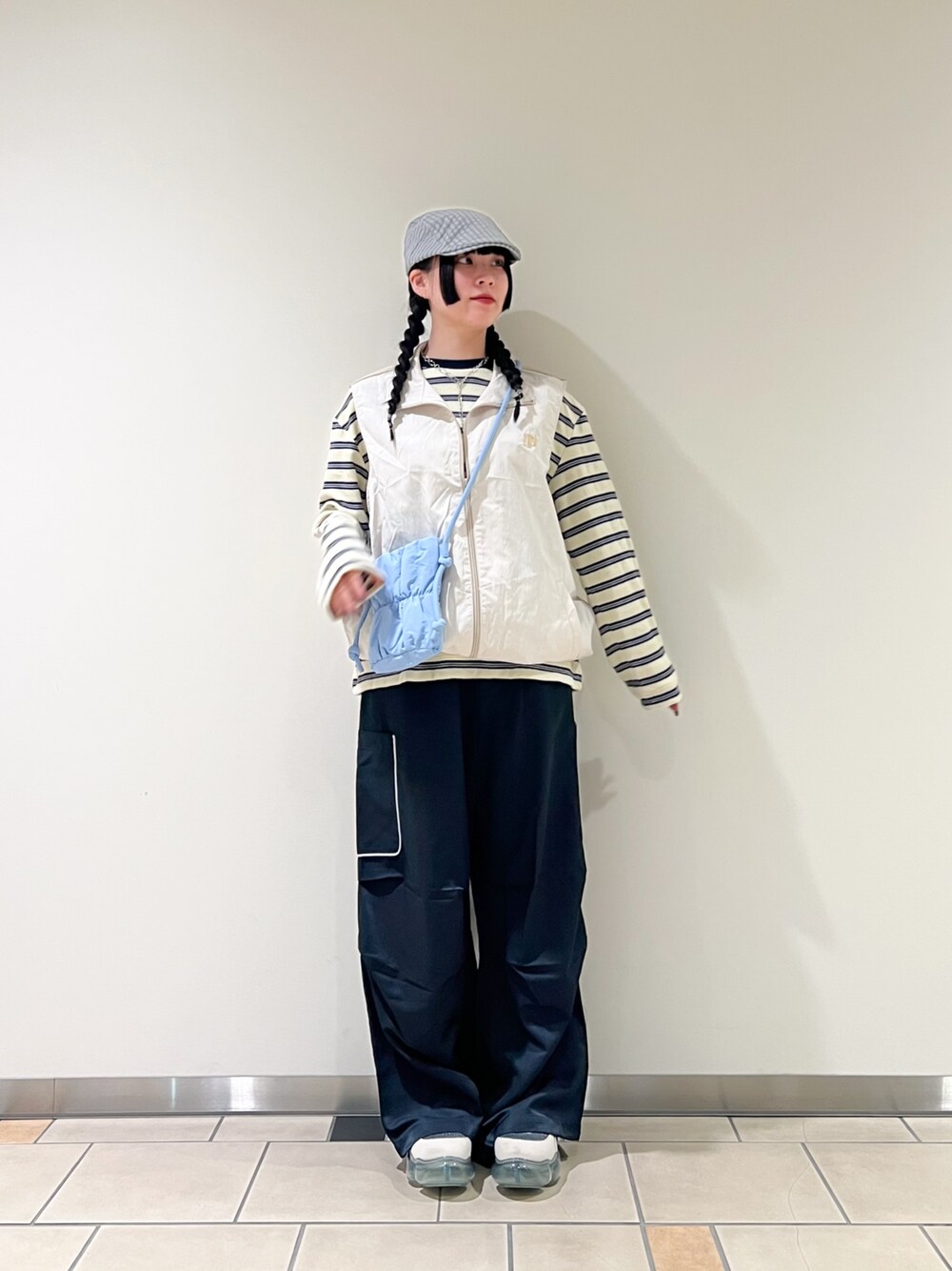 ブラック系のその他パンツ、ベージュ系のその他アウター、ベージュ系のTシャツ/カットソーを着用したレディースの春コーディネートの1枚目の写真