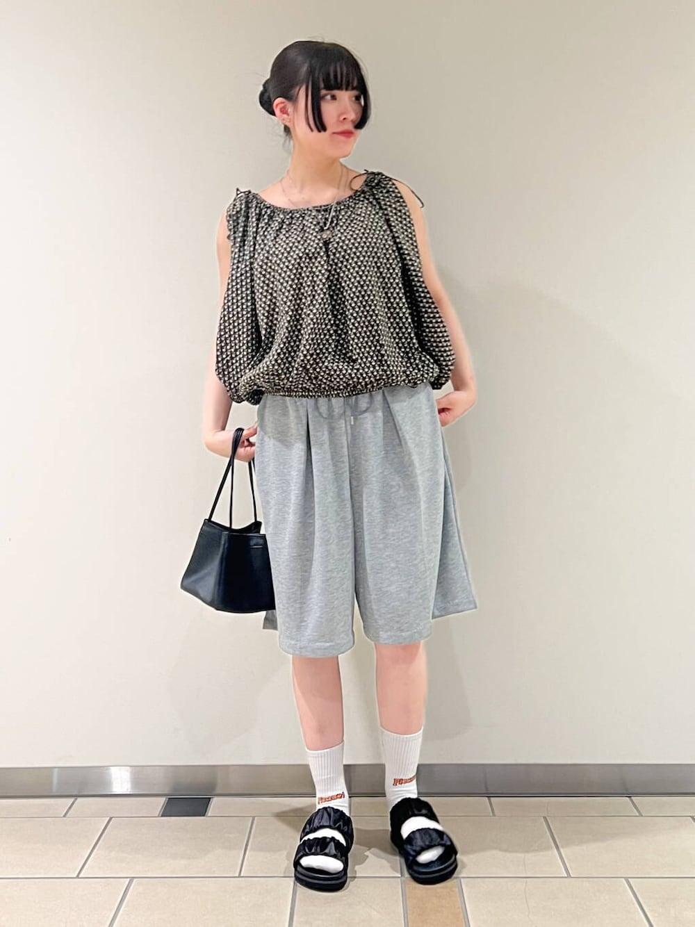 「KBF、ノースリーブ、柄物、20代コーデ、2wayブラウス、10代コーデ、オフショルダー、骨格ストレート、158cmコーデ、カジュアルブラウス、ストレート×ブルベ夏、私のイチ推しブランド、ストレート×カジュアル」｜「MIDIUMISOLIDの『別注』MIDIUMISOLID×TGM　Short easy pants（その他パンツ、グレー系）」を使った、𖤐KIRA𖤐 さん（レディース・158cm）の夏コーディネートの1枚目の写真