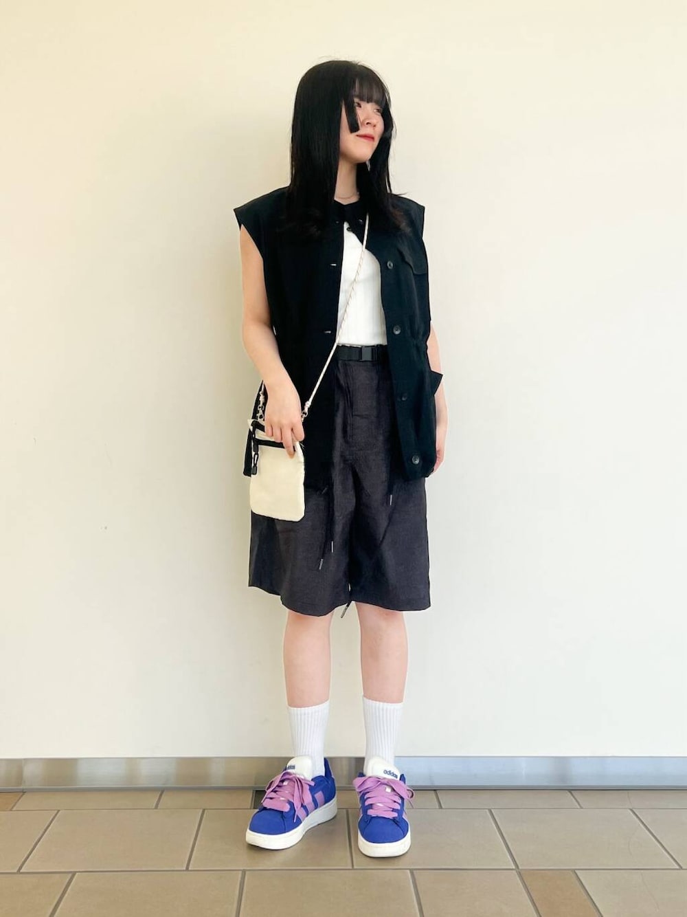 「SMELLY、タンクトップ、休日スタイル、フェスコーデ、ショートパンツ、20代、items、リブタンクトップ、ナイロンパンツ、10代、骨格ストレート、ゆったりパンツ、158cmコーデ、ミリタリージレ、ストレート×ブルベ夏」｜「ITEMS URBANRESEARCHのクールコットンリブタンクトップ（タンクトップ、ホワイト系）」を使った、𖤐KIRA𖤐 さん（レディース・158cm）の春コーディネートの1枚目の写真