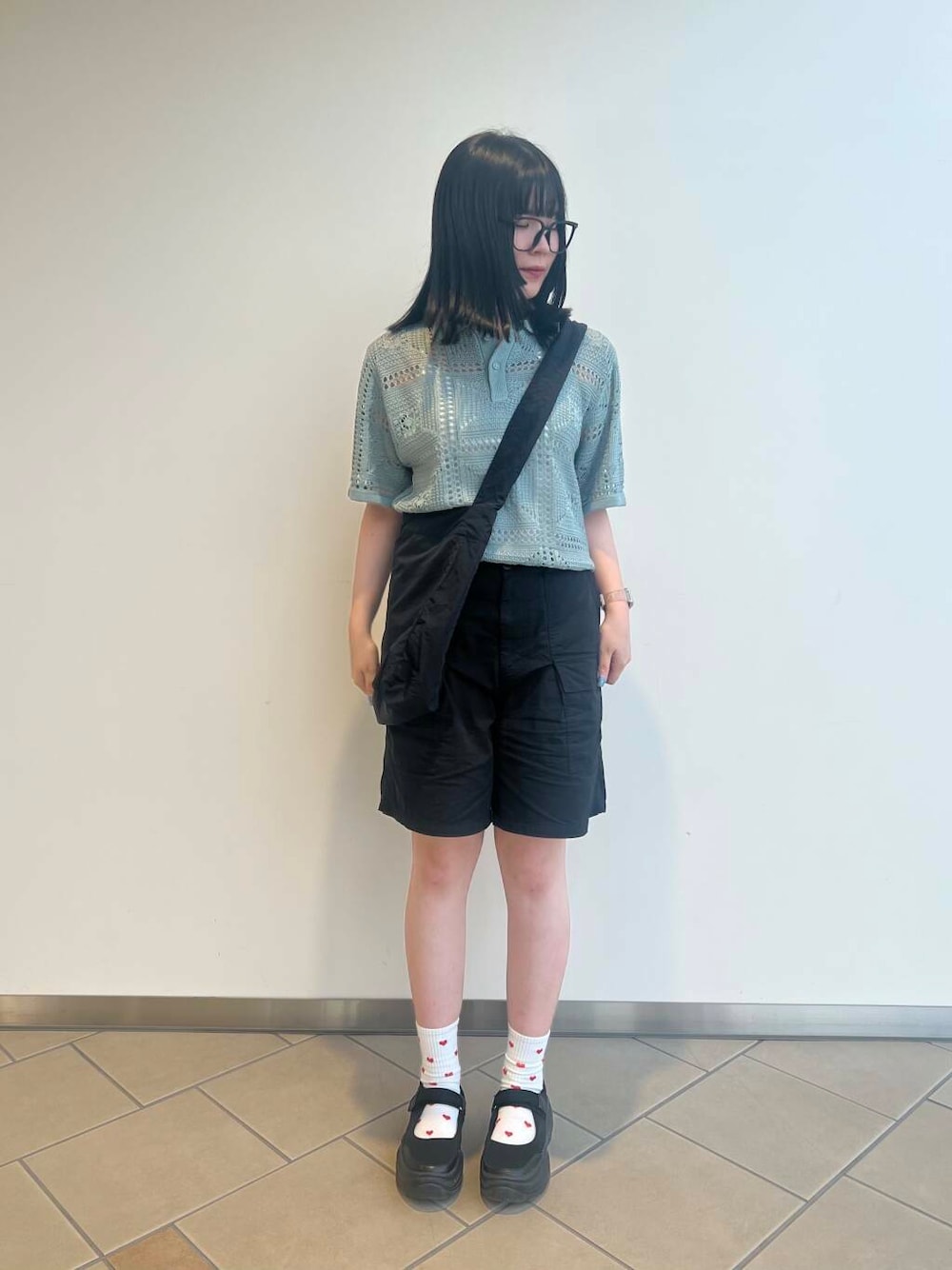 ブラック系のショルダーバッグ、グリーン系のニット/セーター、ブラック系のその他パンツを着用したレディースの夏コーディネートの1枚目の写真