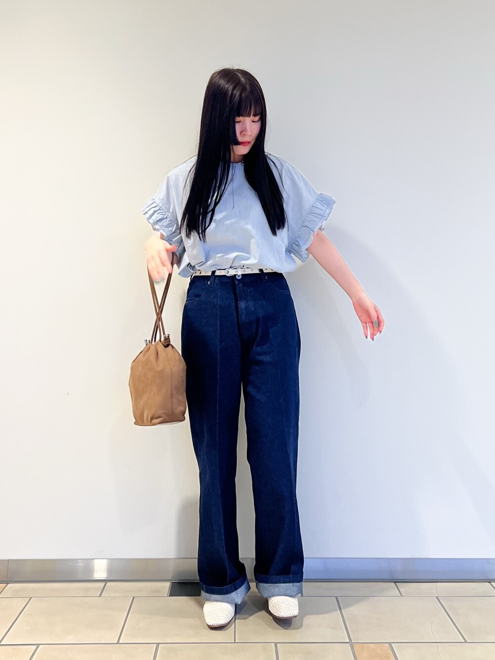 その他のシャツ/ブラウス、ブルー系のデニムパンツ、ホワイト系のバレエシューズを着用したレディースの春コーディネートの1枚目の写真