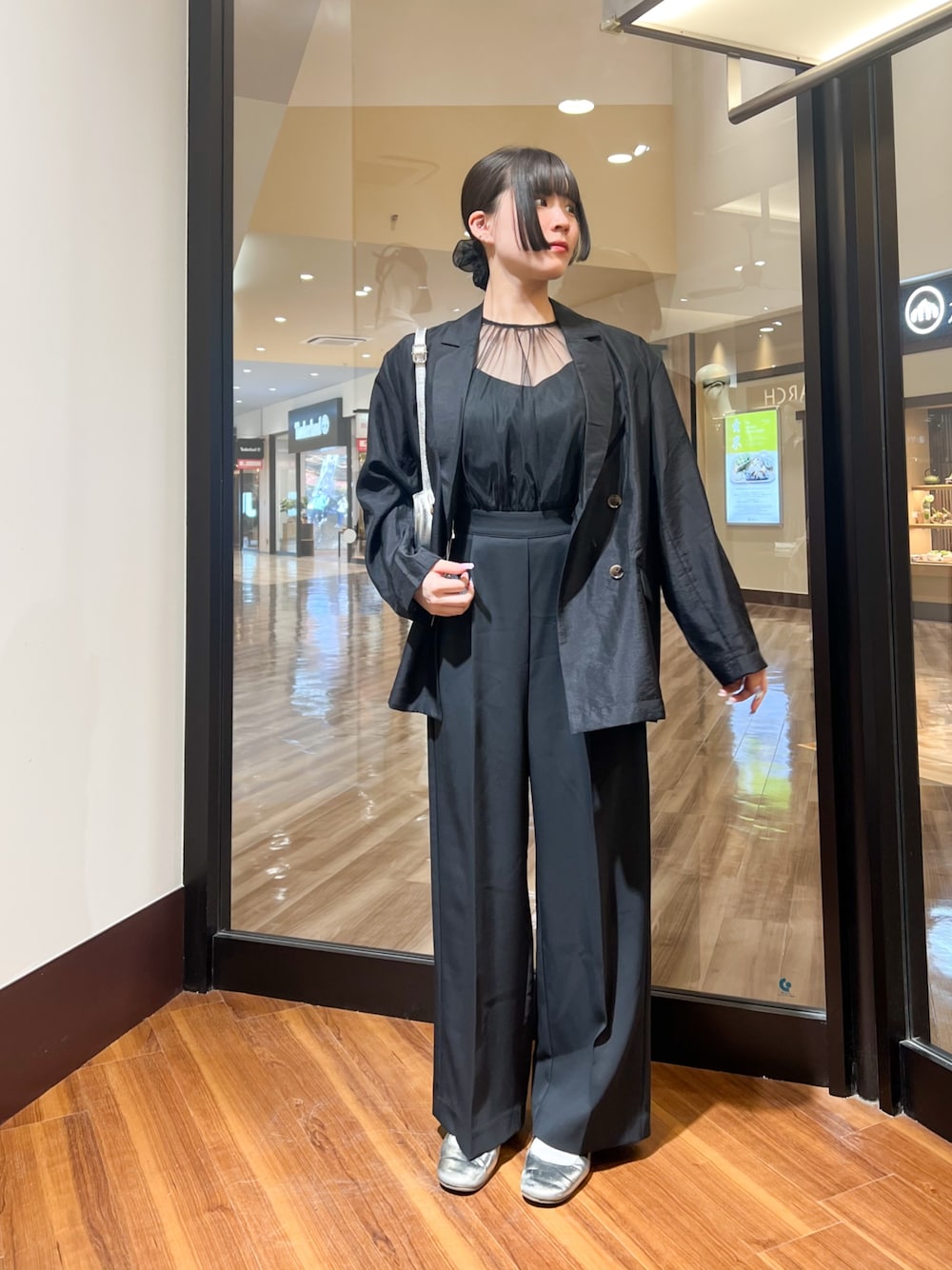 ブラック系のその他アウター、ブラック系のワンピースを着用したレディースの秋コーディネートの1枚目の写真