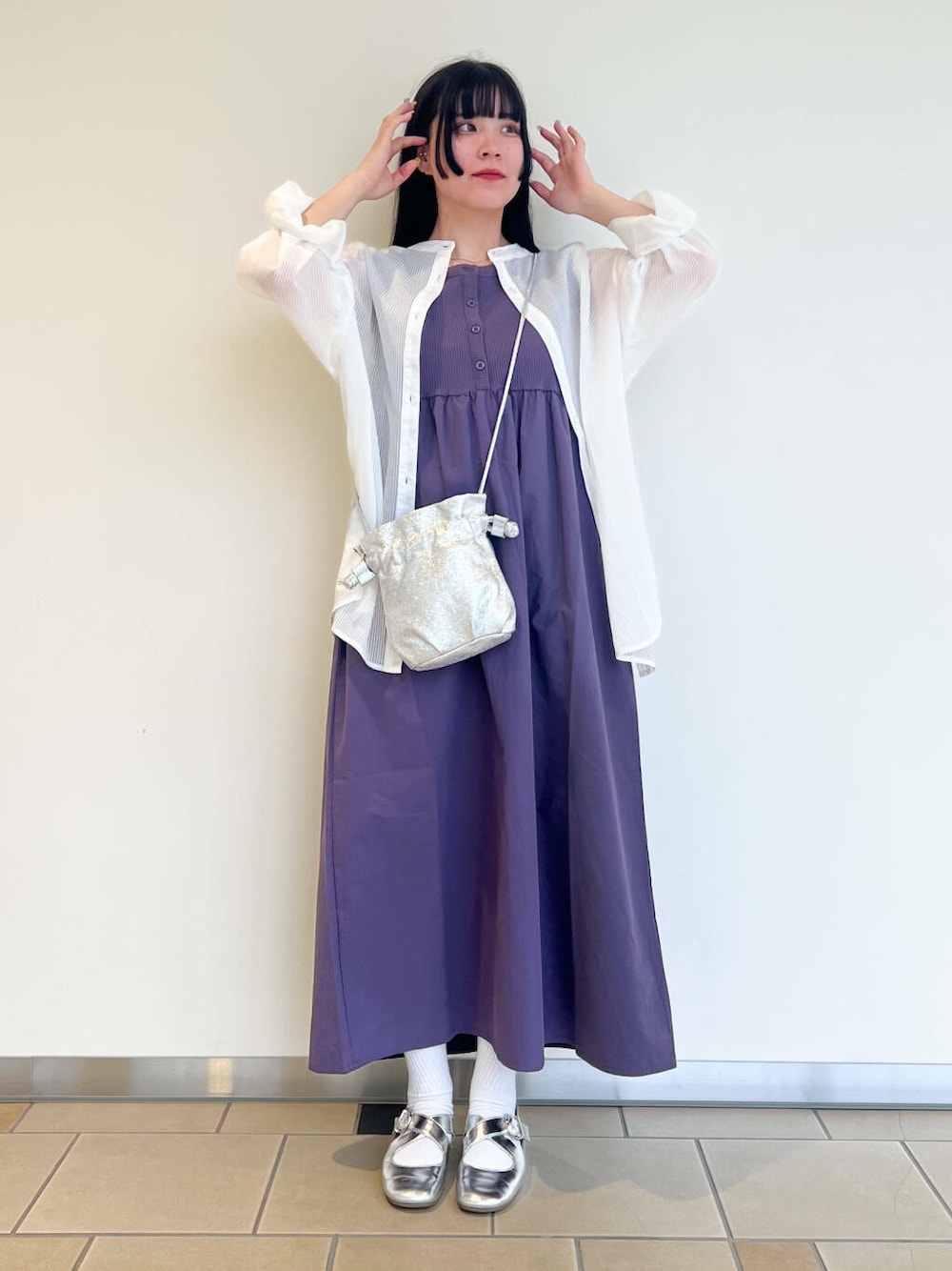 「ストライプシャツ、ノースリーブ、ノースリーブワンピース、シアーシャツ、20代、items、10代、旅行コーデ、ドッキングワンピース、骨格ストレート、夏ワンピース、ストレート×ブルベ夏、ストレート×カジュアル、ストレート×きれいめ、トレンドシャツ」｜「RODE SKOのメタリックドロストショルダーバッグ（ショルダーバッグ、シルバー系）」を使った、𖤐KIRA𖤐 さん（レディース・158cm）の春コーディネートの1枚目の写真