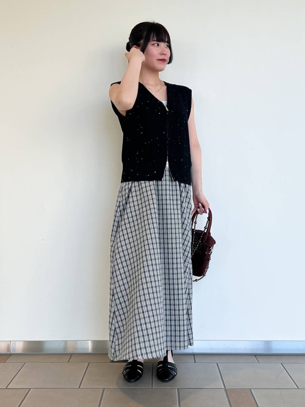 ブラック系のサンダル、ブラウン系のショルダーバッグ、その他のワンピースを着用したレディースの夏コーディネートの1枚目の写真