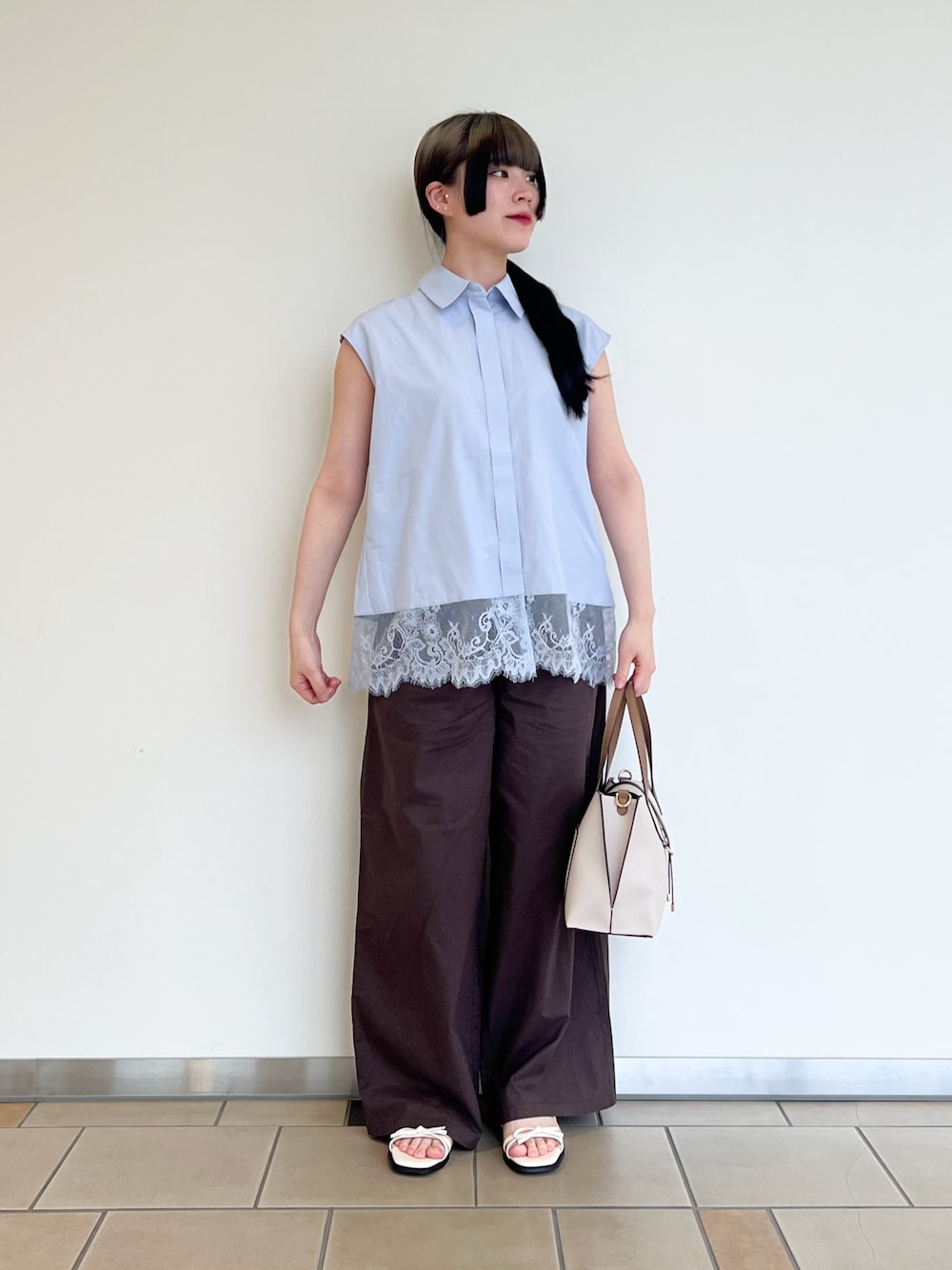 ブルー系のシャツ/ブラウス、ブラウン系のその他パンツ、ベージュ系のトートバッグを着用したレディースの夏コーディネートの1枚目の写真
