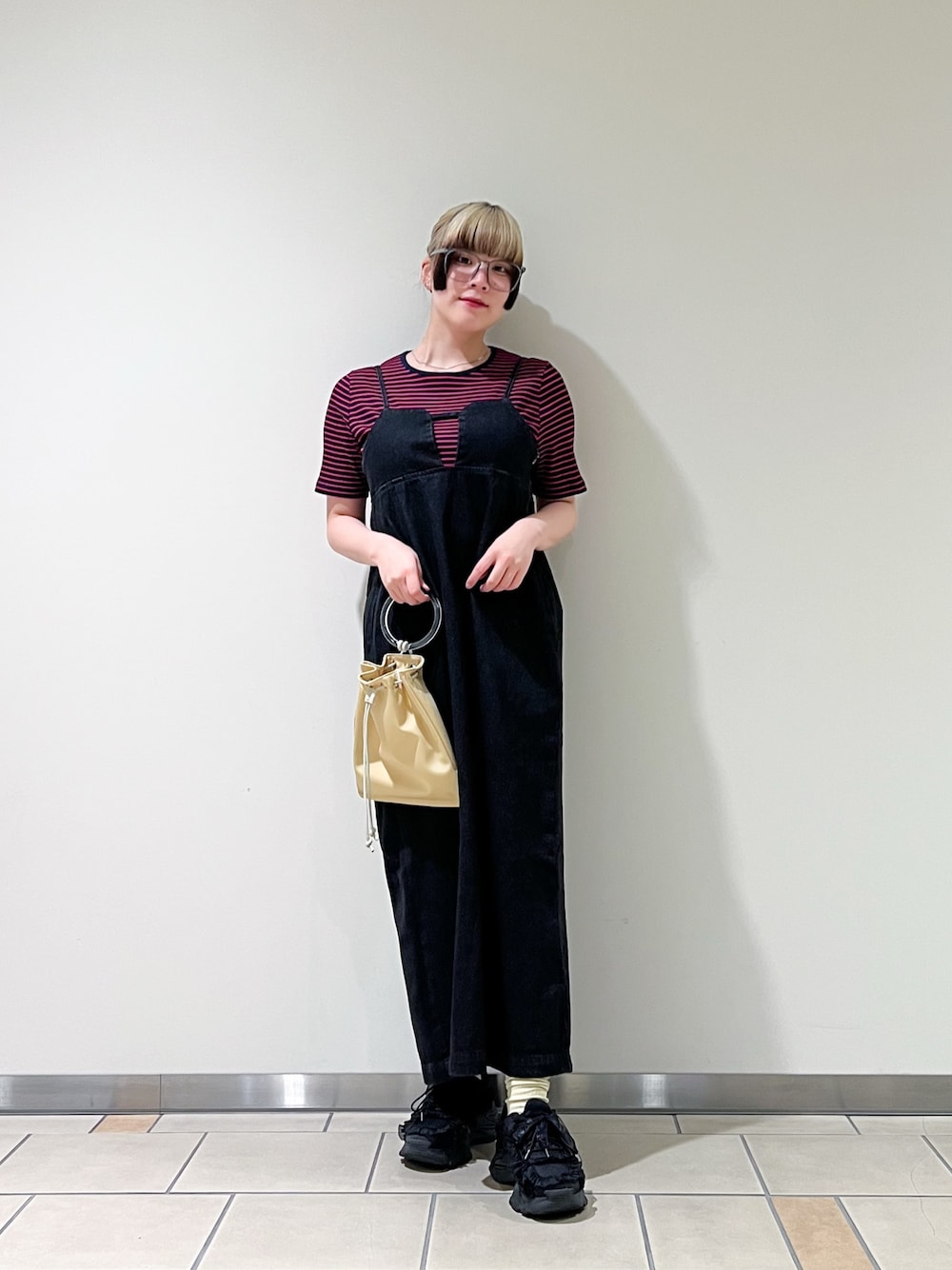 ブラック系のワンピース、イエロー系のショルダーバッグ、ブルー系のTシャツ/カットソーを着用したレディースの夏コーディネートの1枚目の写真