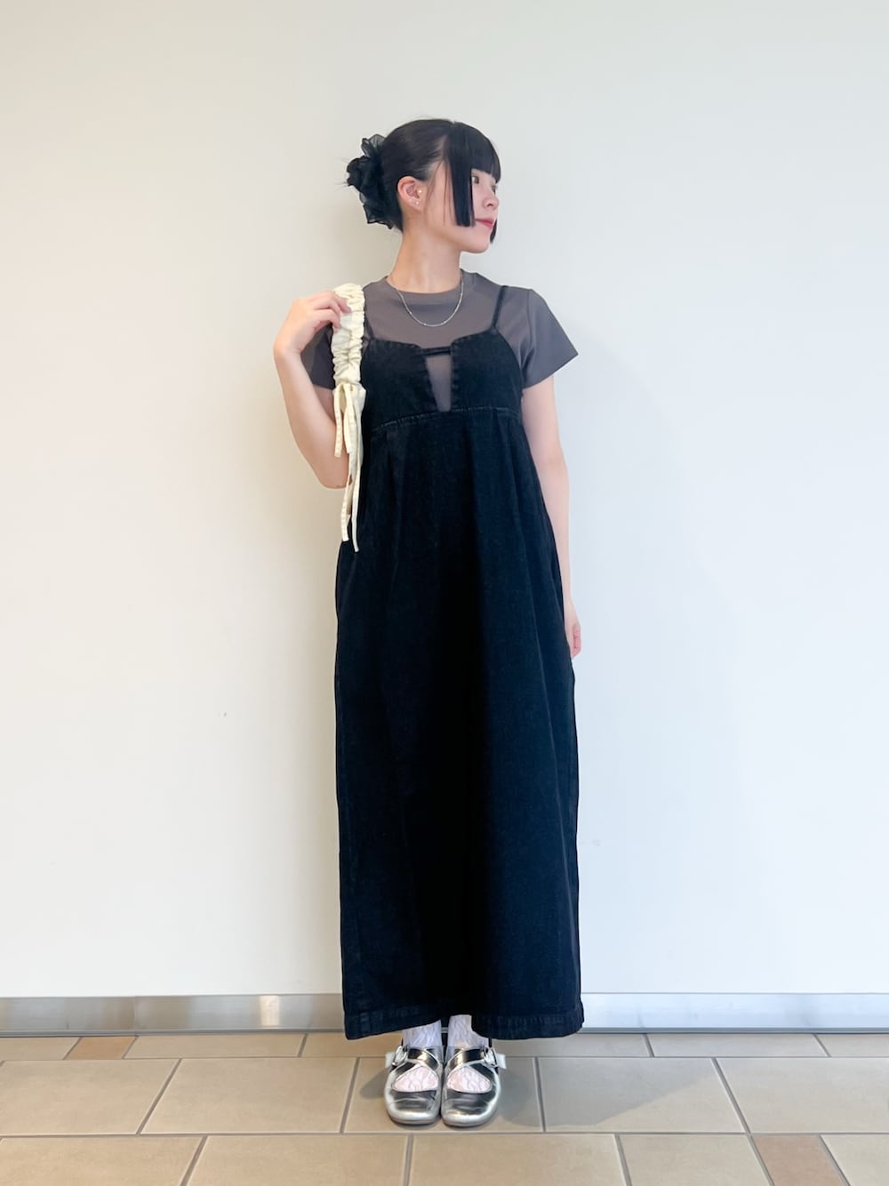 グレー系のTシャツ/カットソー、ブラック系のワンピース、ホワイト系のハンドバッグを着用したレディースの夏コーディネートの1枚目の写真